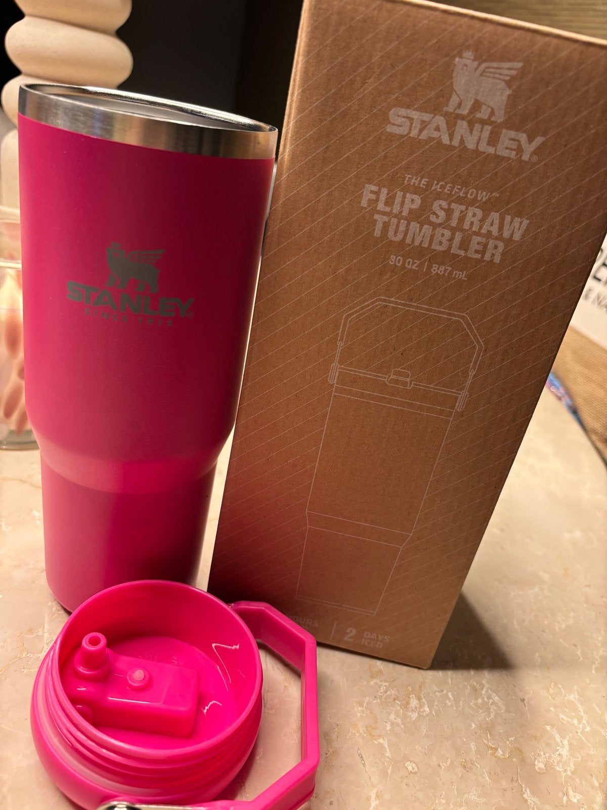 Stanley Beker Donker Roze - Flip Straw Tumbler 887ml, Sport en Fitness, Fitnessmaterialen, Verzenden, Nieuw, Weerstandband