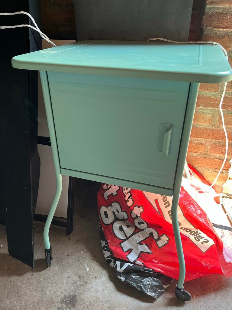 2x Vintage mintgroene nachtkastjes met kabeldoorvoer, Minder dan 45 cm, Metaal of Aluminium, Zo goed als nieuw, 55 tot 70 cm
