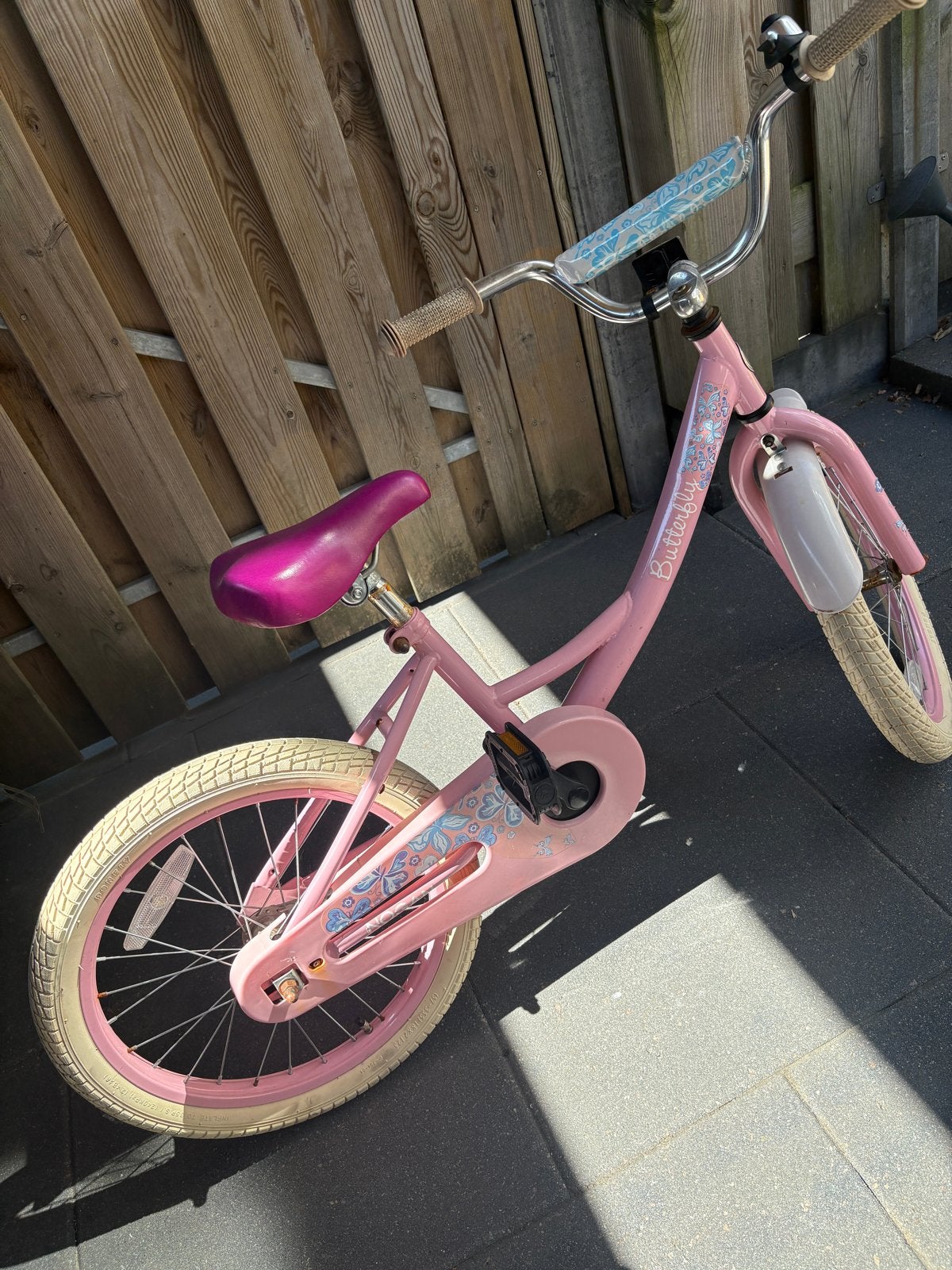 Roze kinderfiets 16 inch - Butterfly design, Fietsen en Brommers, Fietsen | Kinderfietsjes, Ophalen, Gebruikt, Terugtraprem, 16 tot 20 inch