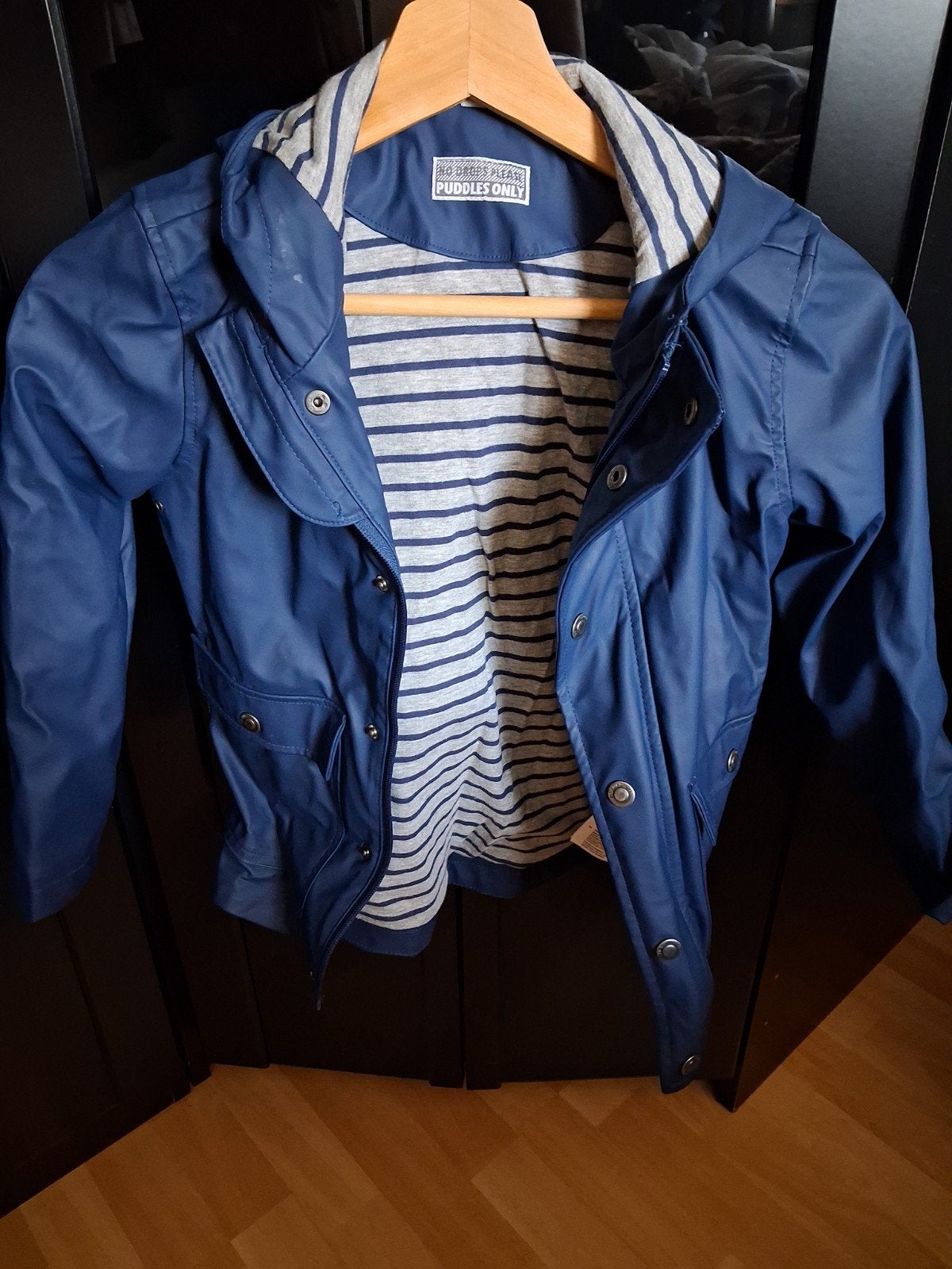 Blauwe regenjas met gestreepte voering, maat 122, Gebruikt, Jongen of Meisje, Ophalen of Verzenden, Jas