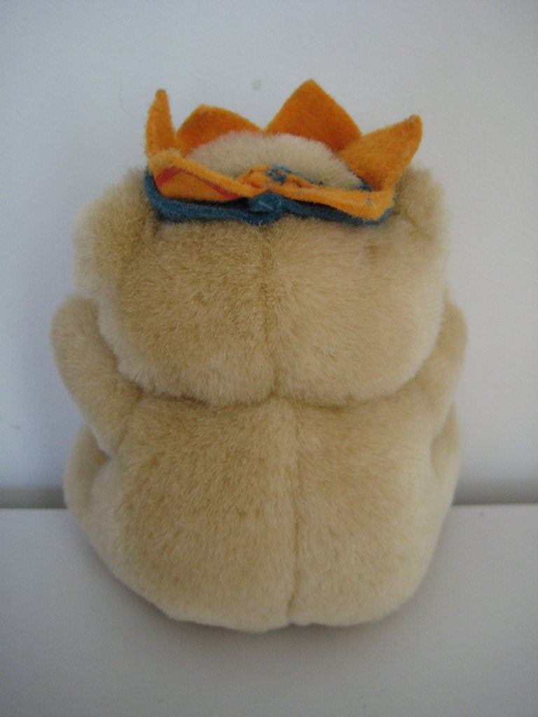 Forever Friends zittend beertje 11 cm met oranje kroontje, Verzamelen, Ophalen of Verzenden, Zo goed als nieuw, Stoffen beer, Forever Friends