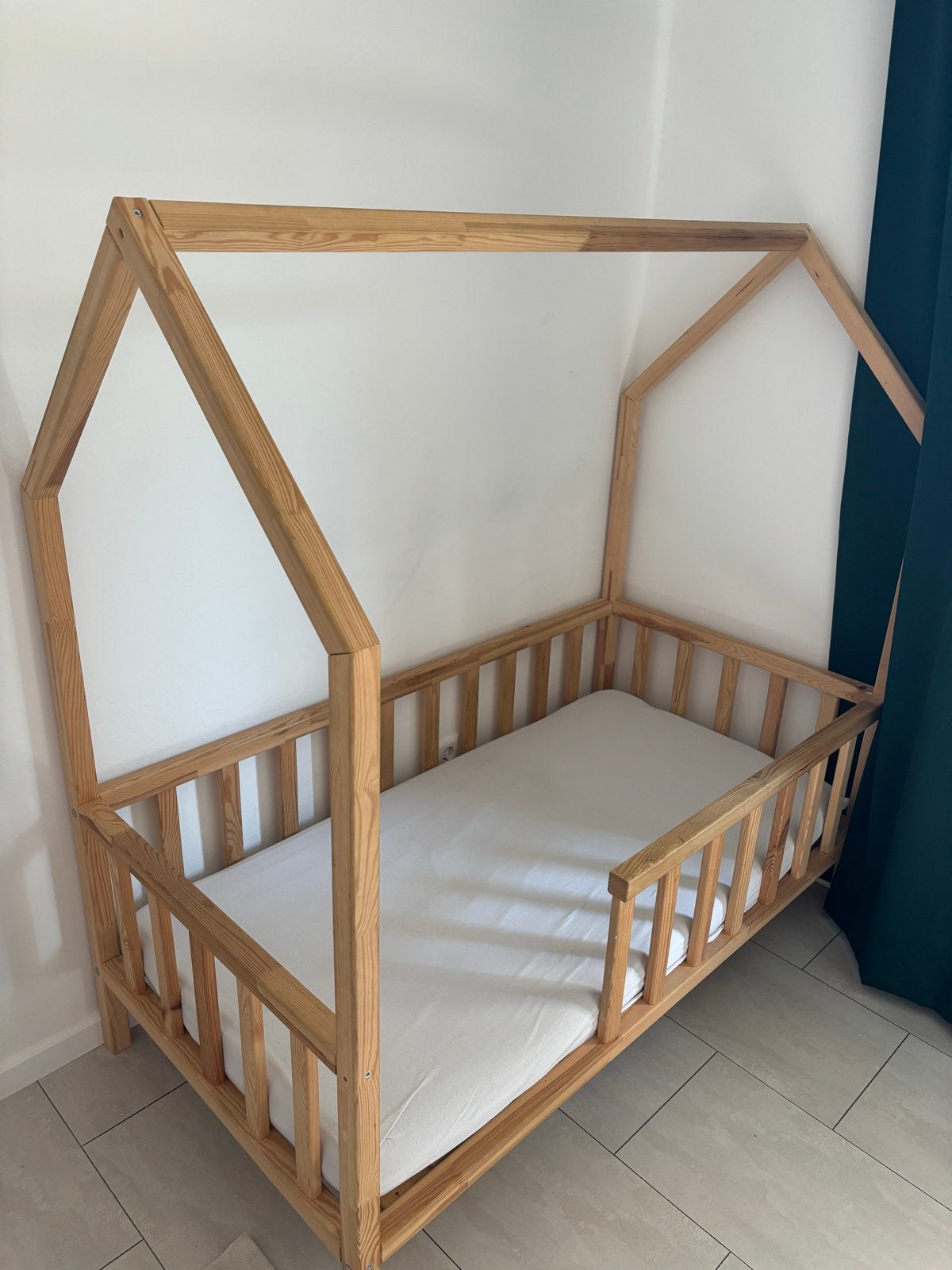Houten peuterbed kinderbed huisje met matras, Ophalen, Gebruikt, 70 tot 85 cm, 140 tot 160 cm