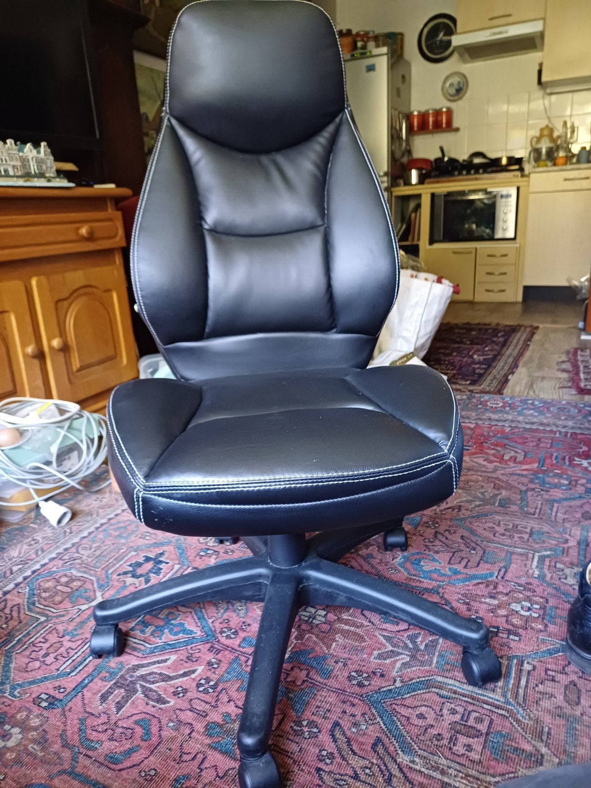 zwarte bureau stoel met draaipoot en verstelbaar van hoogte, Ophalen of Verzenden, Zo goed als nieuw, Zwart, Bureaustoel