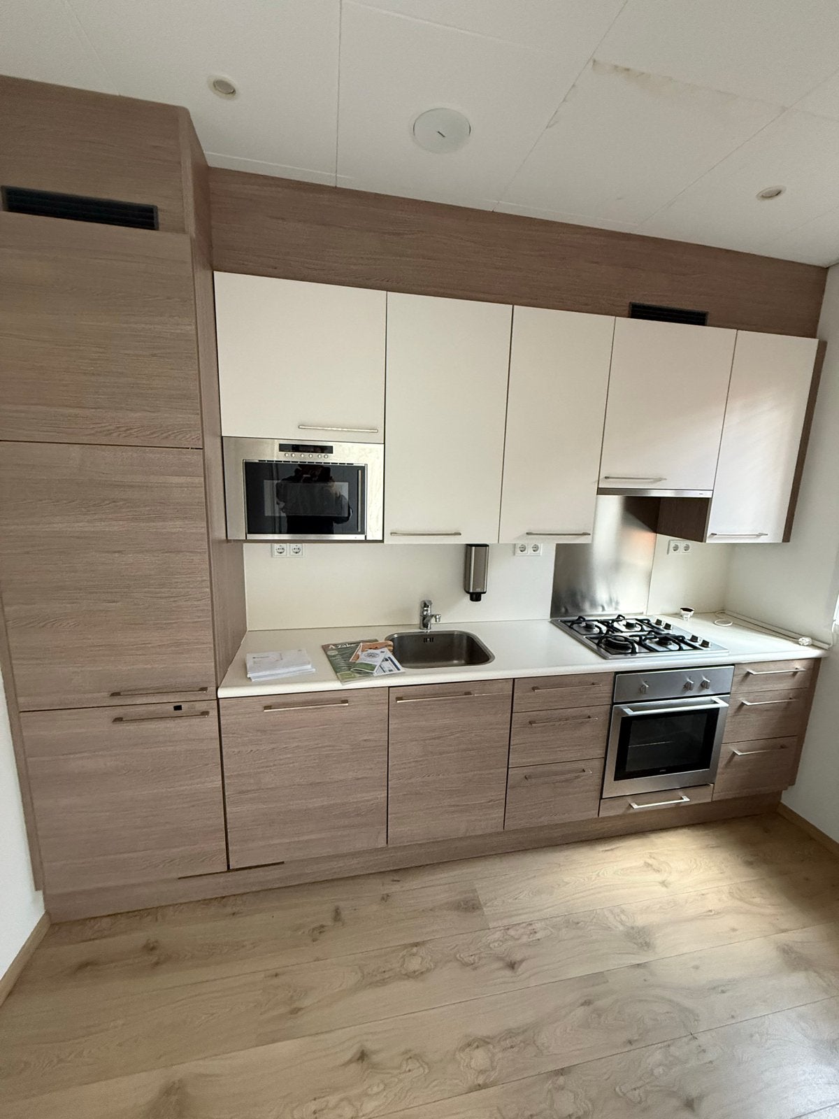 Moderne keuken met inbouwapparatuur en veel opbergruimte, Ophalen, Wit, Enkelwandige keuken, Zo goed als nieuw