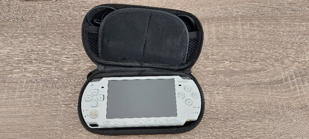 PSP Playstation Portable Slim / Lite + 24 digitale spellen, Met games, Ophalen of Verzenden, Zo goed als nieuw, PSP Slim