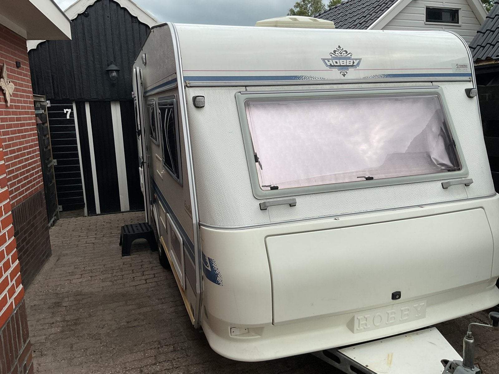Hobby 470 caravan met voortent en luifel, Ophalen