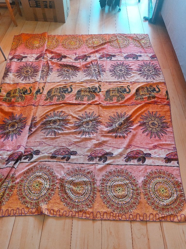 Indiase wanddoek/bedsprei met olifanten en schildpadden, Ophalen of Verzenden, Zo goed als nieuw, Minder dan 50 cm, Schilderij