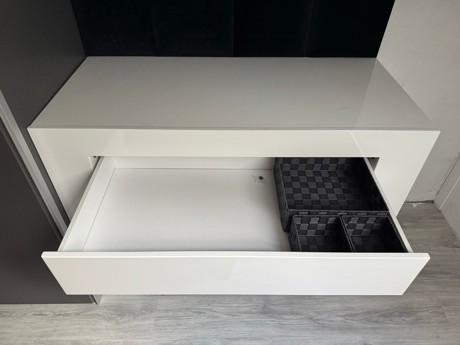 Hoogglans witte commode en bedje, Ophalen, Gebruikt, 50 tot 70 cm, 75 tot 100 cm