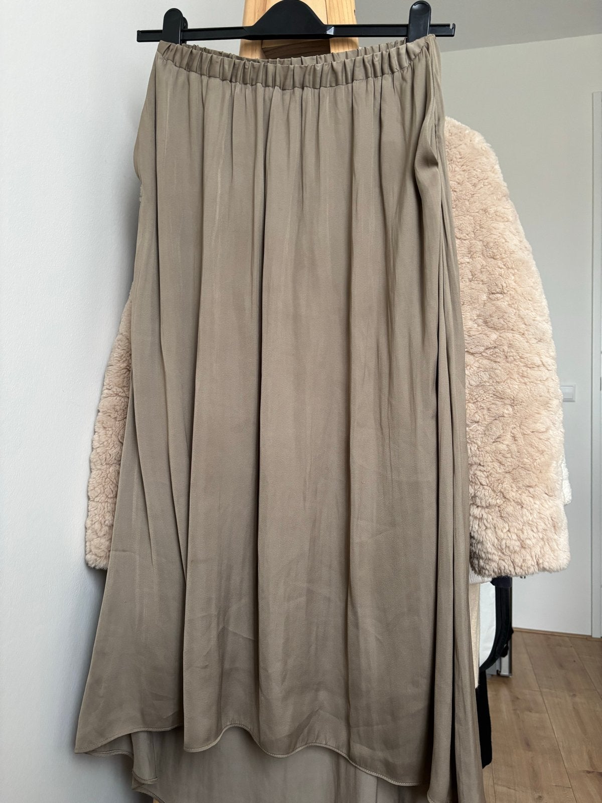 MbyM satijnen rok in maat M - Zo goed als nieuw, Maat 38/40 (M), Beige, Ophalen of Verzenden, Zo goed als nieuw