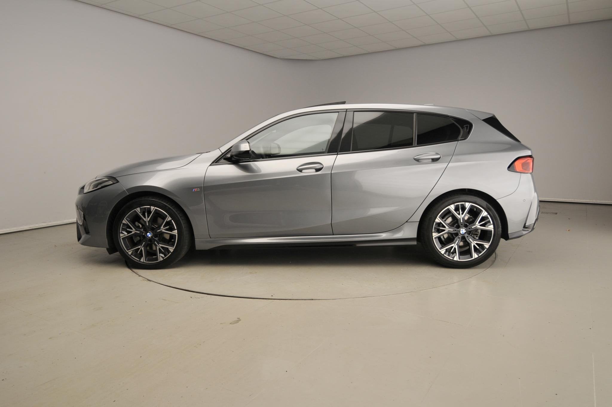 BMW 1 Serie 5-deurs 120 | M-Sportpakket | LED | Navigatie |, Auto's, Gebruikt, Origineel Nederlands, Bedrijf, 19 km/l