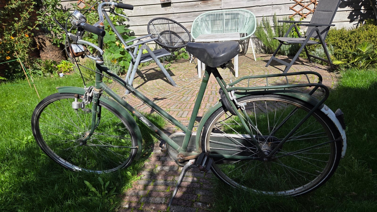 Twee oude fietsen om op te knappen