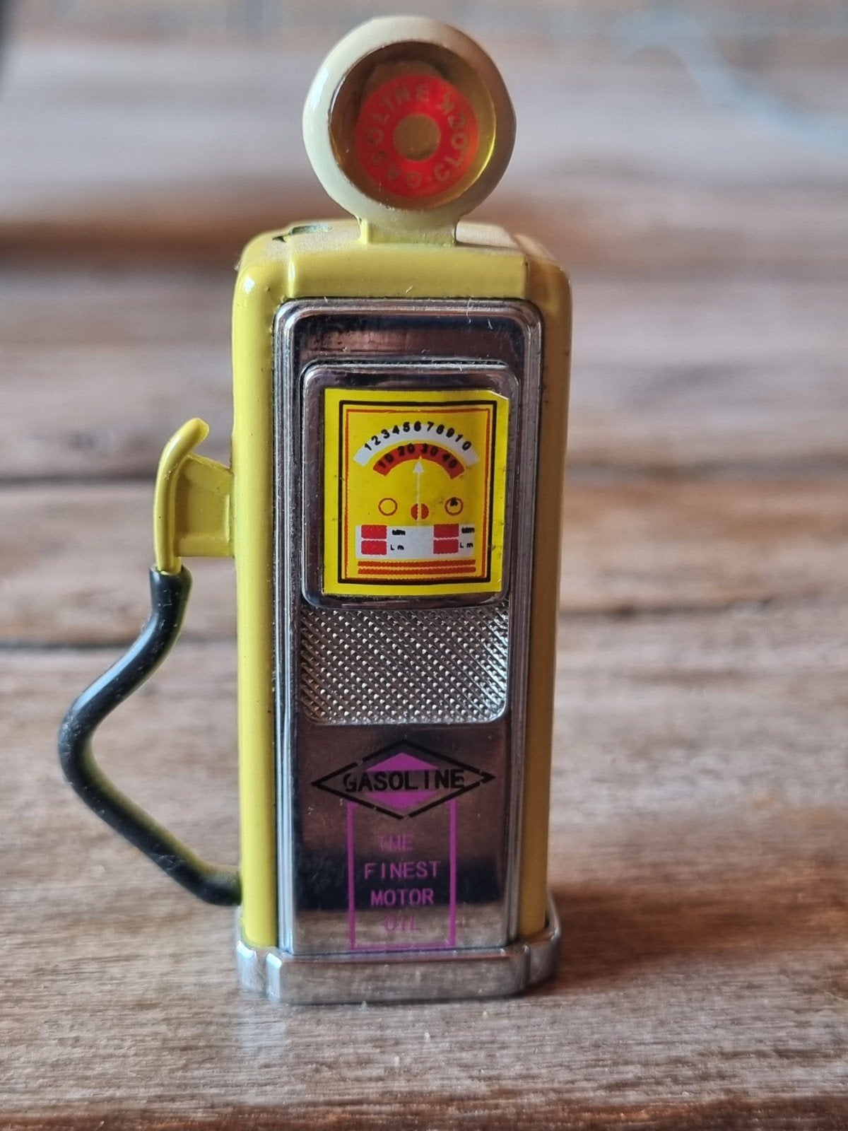 Vintage benzinepomp aansteker - Gasoline The Finest Motor, Verzamelen, Rookartikelen, Aanstekers en Luciferdoosjes, Ophalen of Verzenden