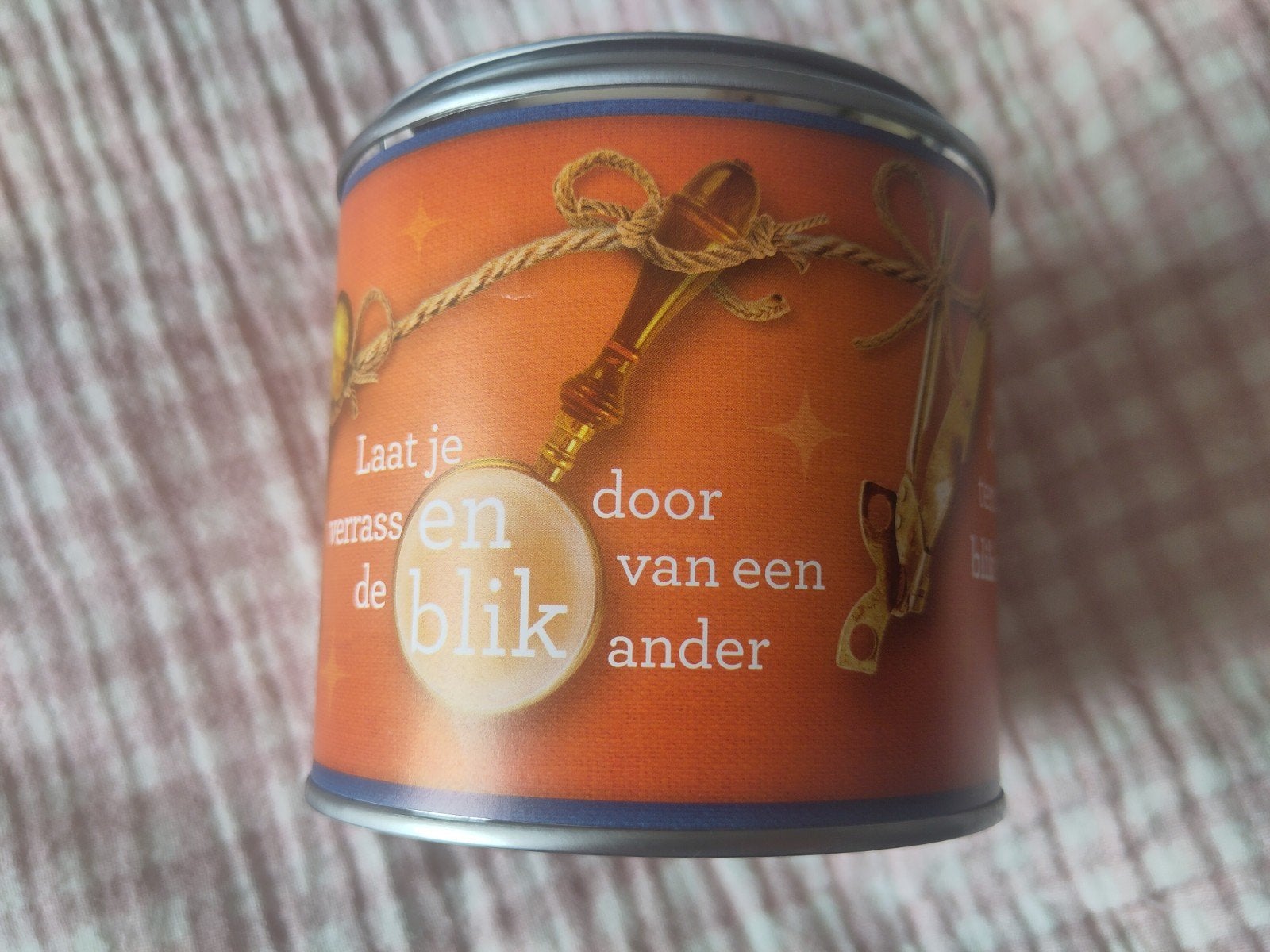 Efteling Indiensttreding Blik (met Draaiende Pin en Boekje), Verzamelen, Efteling, Ophalen of Verzenden, Nieuw, Button of Speldje