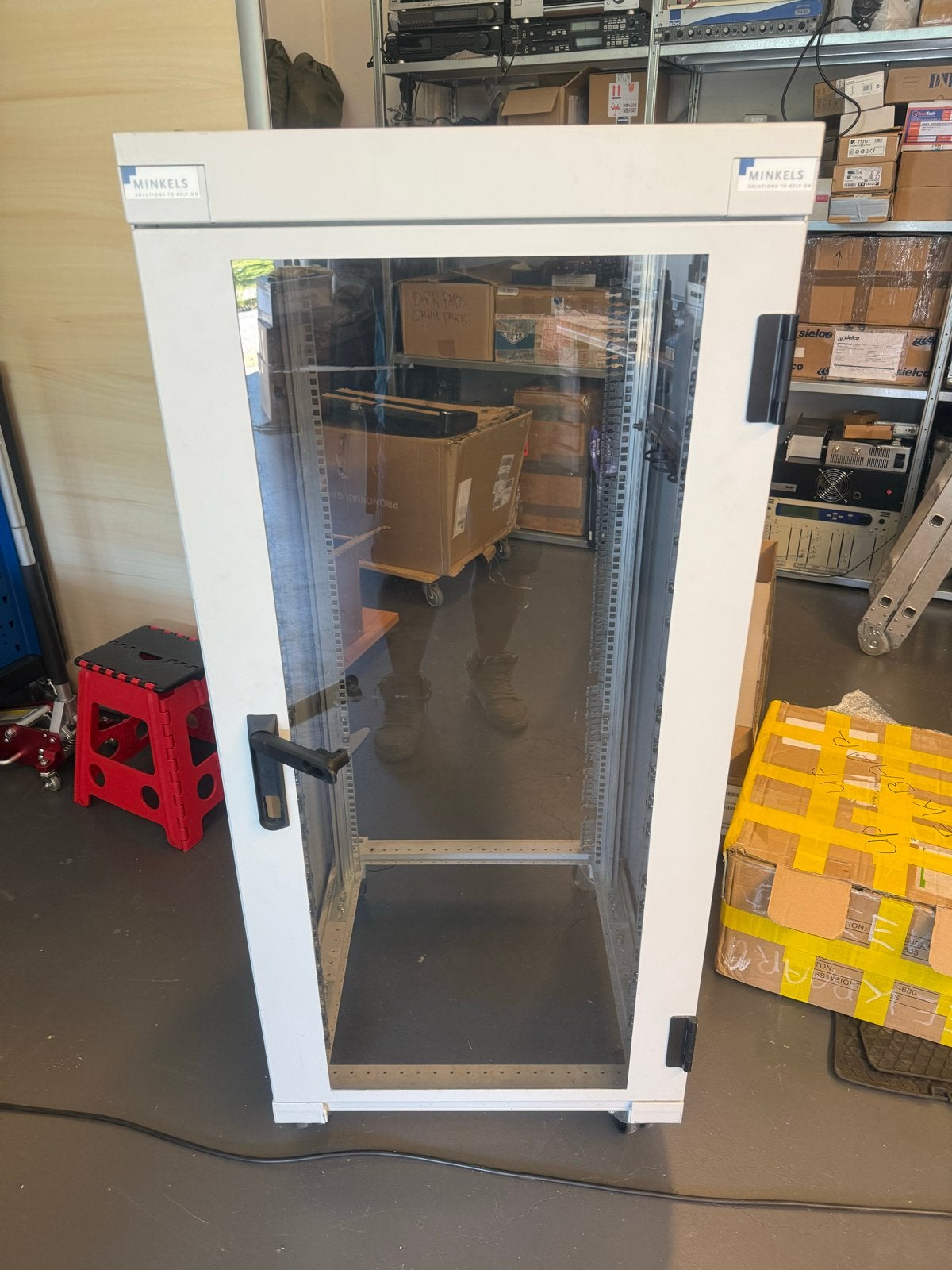 Minkels 19 inch patch / server kast, Computers en Software, Serverkasten, Ophalen, Gebruikt, Glas