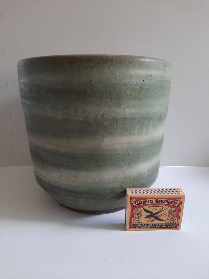 grote vintage bloempot , zachtgroen gestreept Ø 22,5 cm., Gebruikt, Rond, Ophalen of Verzenden, Aardewerk