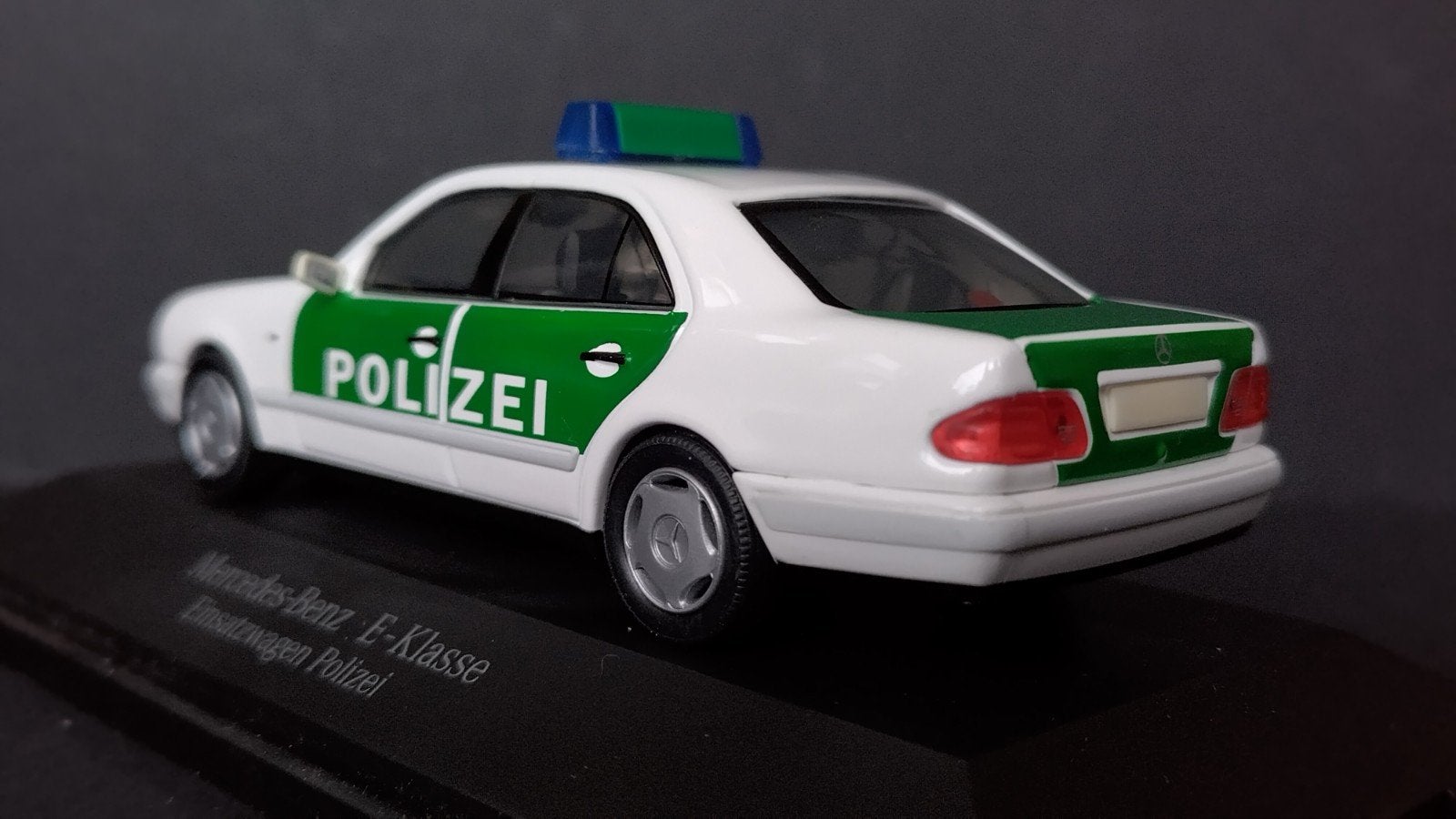 Mercedes Benz E Klasse Polizei 1:43 Herpa Pol, Hobby en Vrije tijd, Overige merken, Auto, Verzenden, .