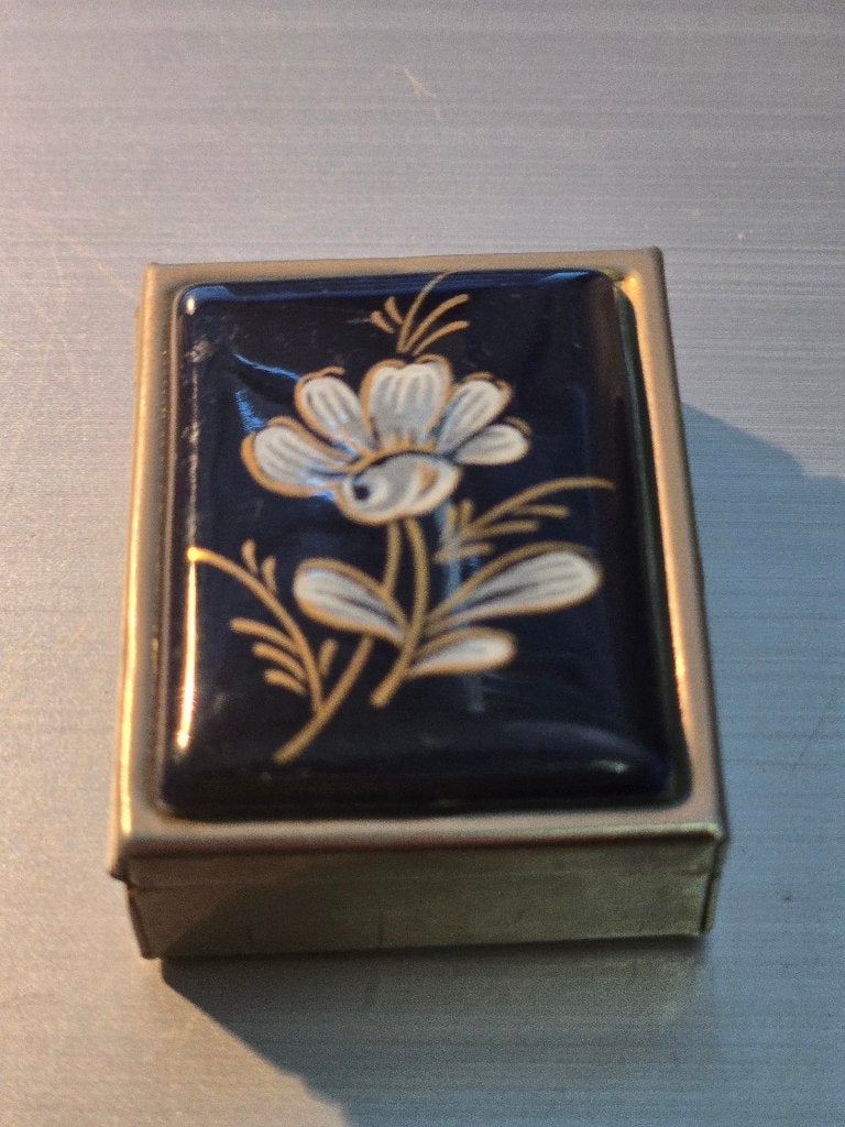 Elegant pillendoosje met emaille deksel en witte bloem, Ophalen