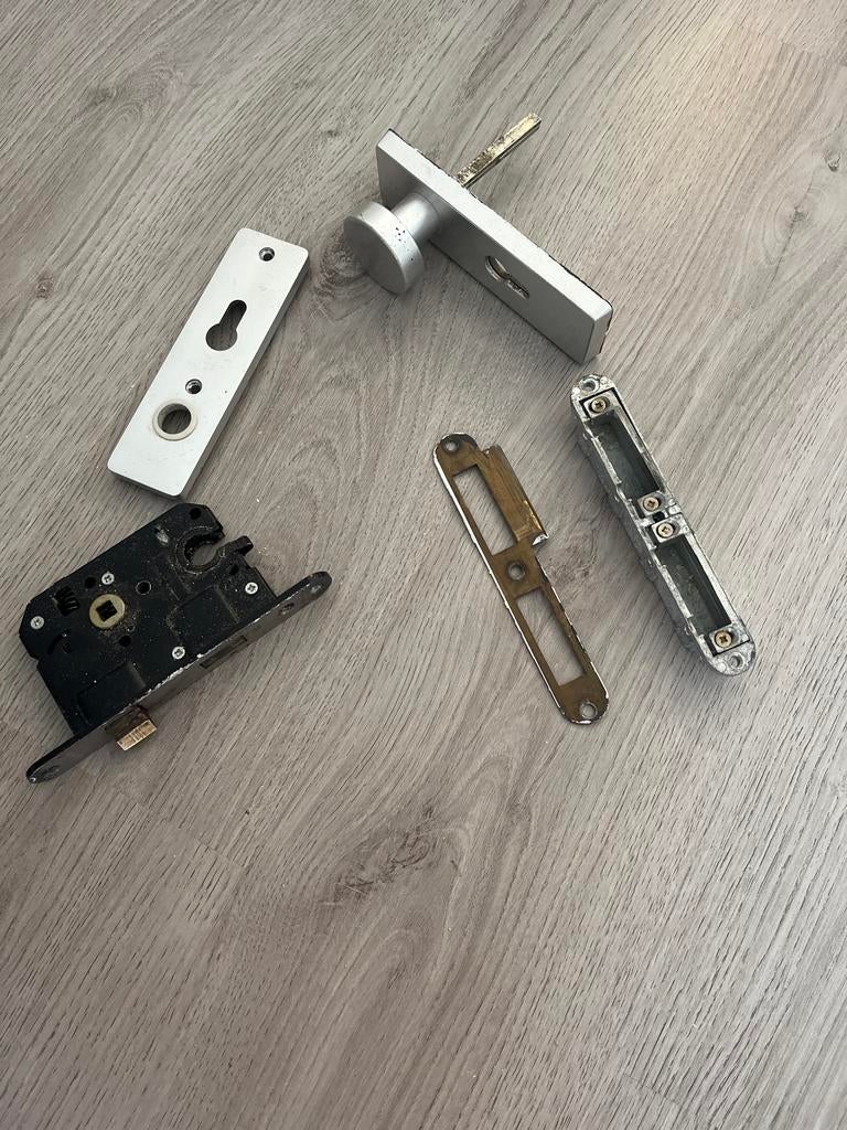 Deurbeslag set: slot, klink en scharnier onderdelen, Ophalen of Verzenden, Gebruikt, Overige materialen, Klink of Kruk