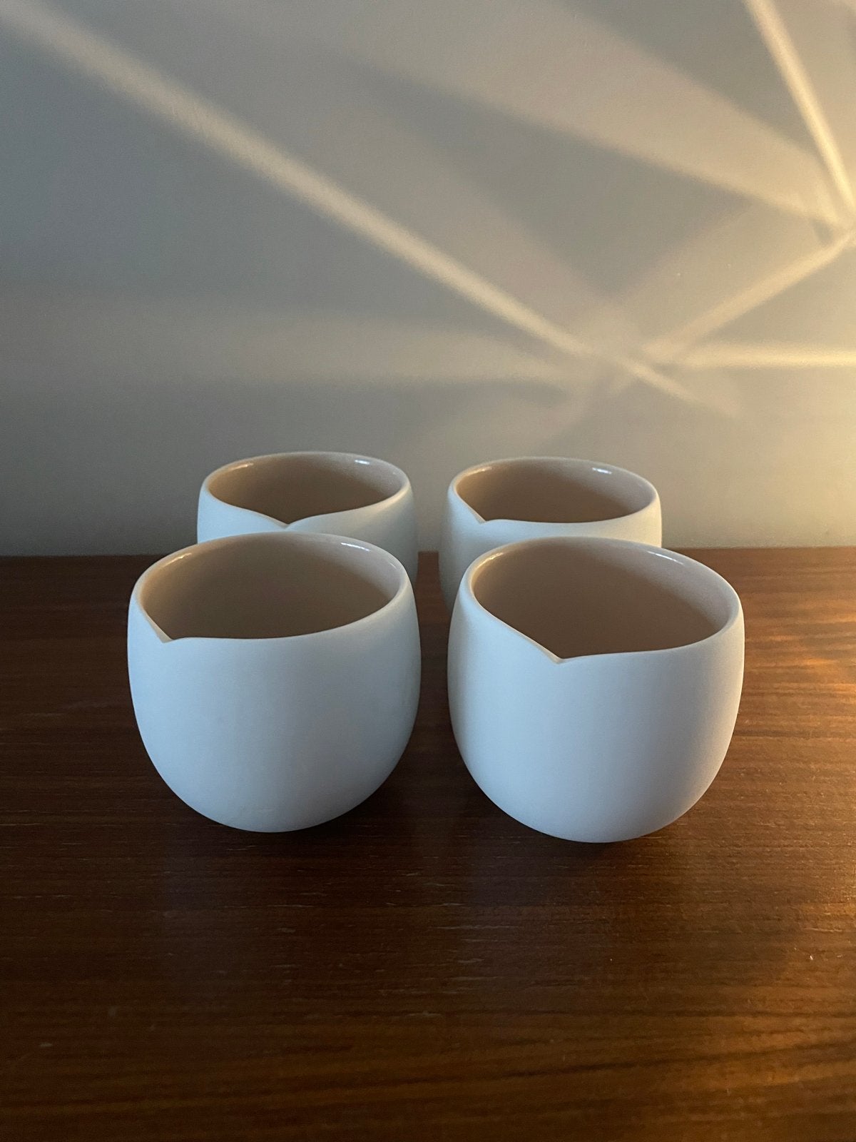 4 ZGAN Nespresso koffiekopjes India Mahdavi 4 voor 15,-, Verzenden, Zo goed als nieuw, Steen/keramiek, Wit