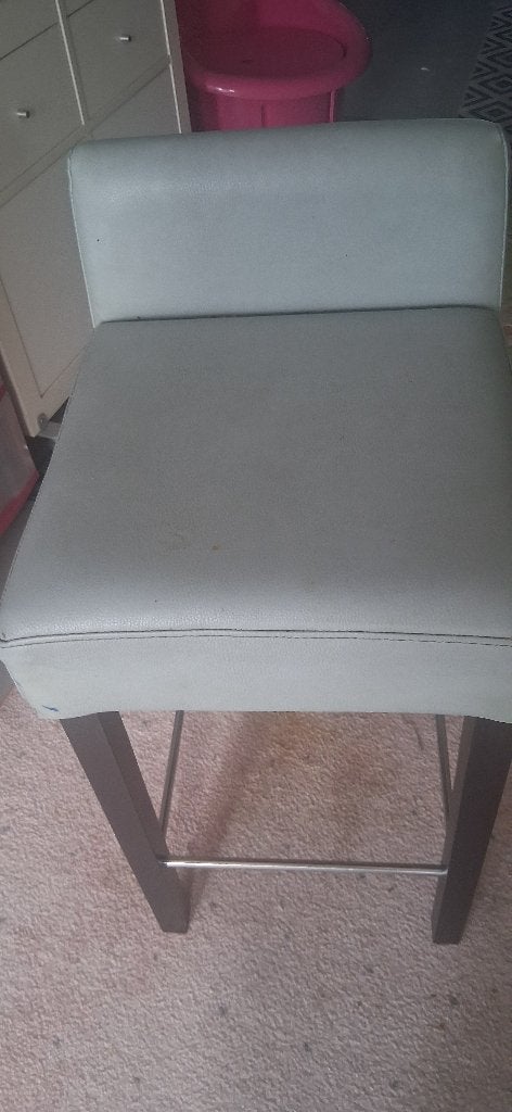 Gratis op te halen kruk/stoel rose / 3 blauwe tuinstoelen., Ophalen, Gebruikt, Kunststof