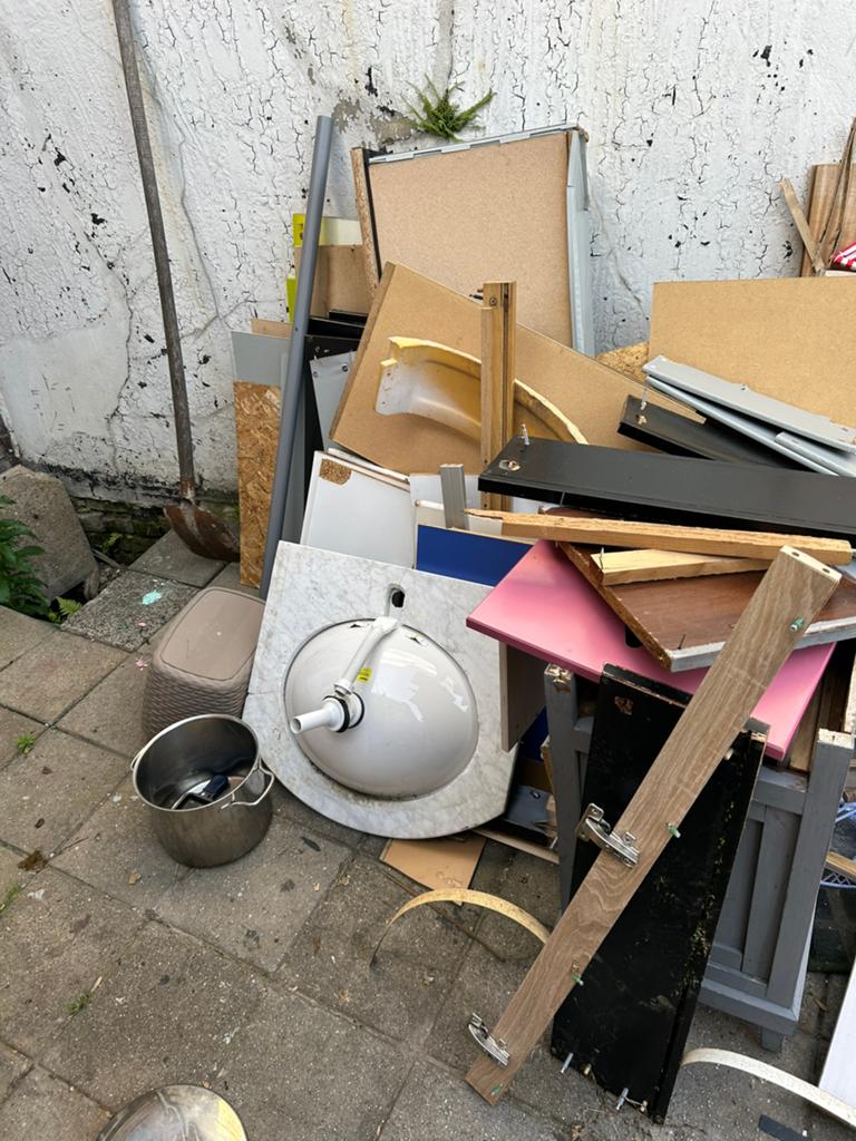 Gevraagd iemand die dit tegen betaling voor ons weg brengt, Ophalen