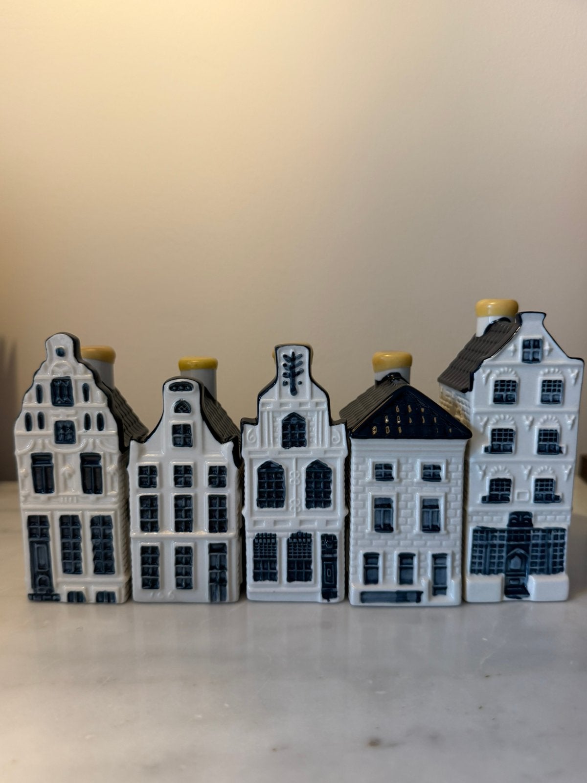5 originele Delfts blauwe KLM-huisjes – 10, 19, 24 en 26, Ophalen of Verzenden, Zo goed als nieuw, Gevuld