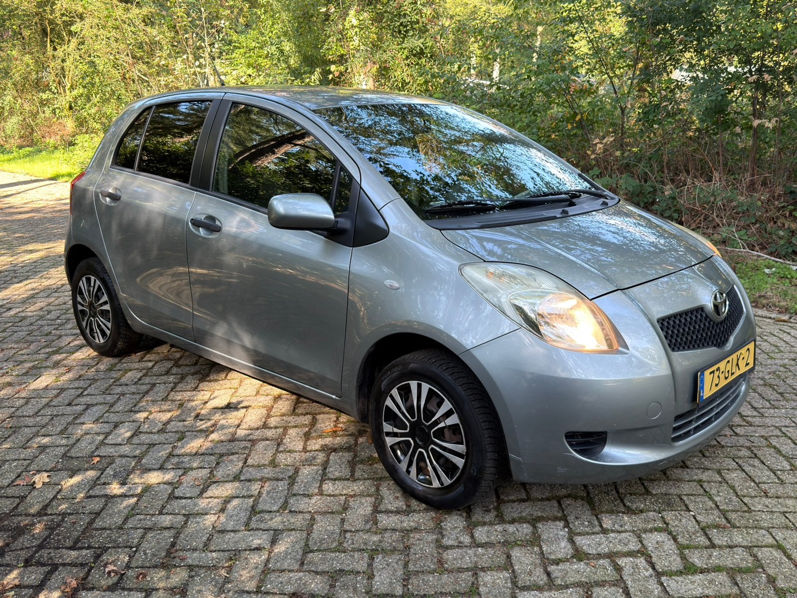 Foto 6 van Toyota Yaris 1.0 12V Vvt-i 5DR  2008 Grijs