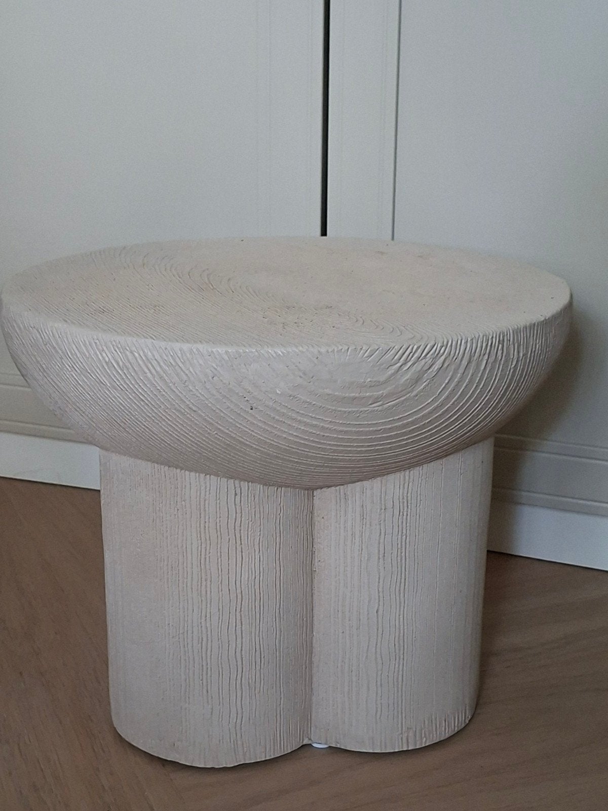 Leuk bijzettafeltje. Beetje betonlook achtig Kwantum, Huis en Inrichting, Tafels | Bijzettafels, Gebruikt, Rond, Minder dan 55 cm