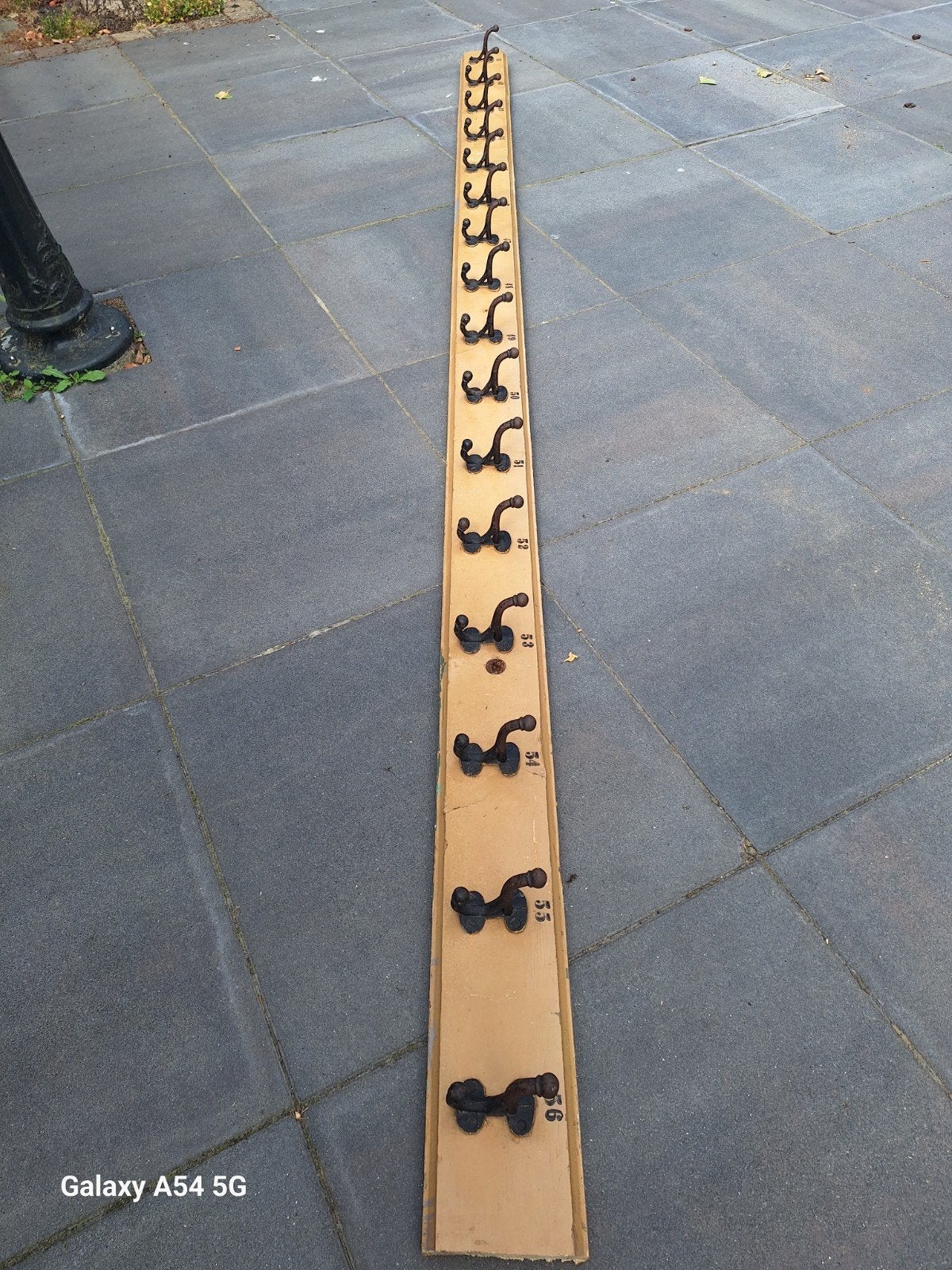 Vintage schoolkapstok met nummers, 320 cm, 16 haken, Gebruikt, Minder dan 100 cm, Hout, Ophalen