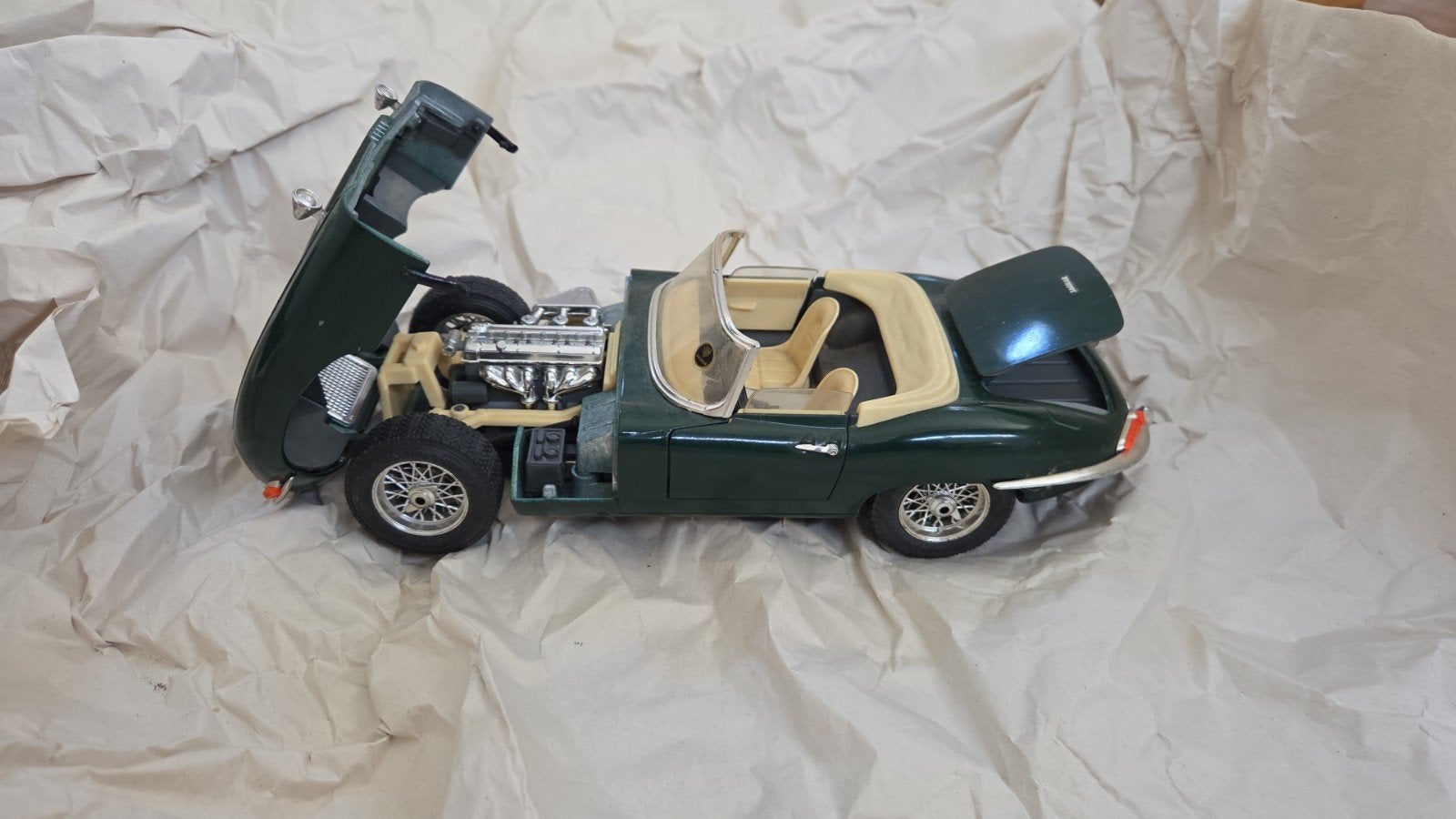 Burago Jaguar E (1961) Schaalmodel 1:18, Hobby en Vrije tijd, Modelauto's | 1:18, Ophalen of Verzenden