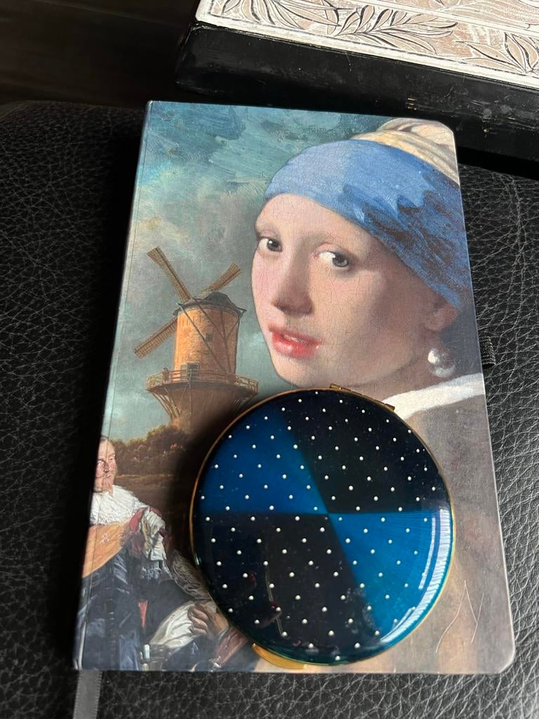 Poederdoos met spiegeltje, Sieraden, Tassen en Uiterlijk, Uiterlijk | Cosmetica en Make-up, Ophalen of Verzenden, Zwart, Gehele gezicht
