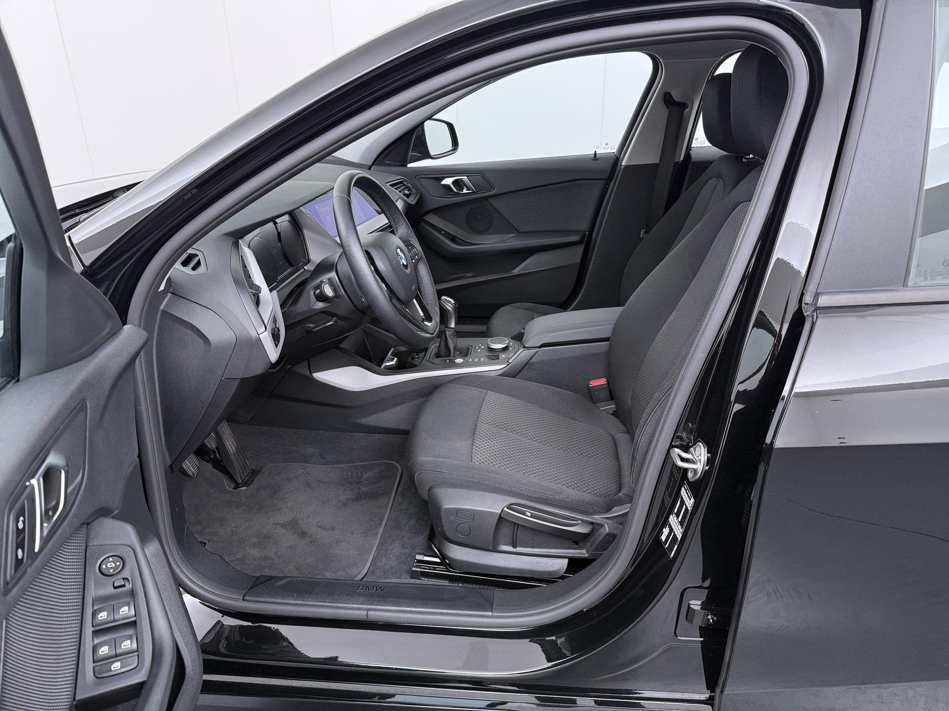 BMW 1-serie 116i | Handgeschakeld | DAB | Climate Control |, Auto's, Stof, Gebruikt, Met garantie (alle), Zwart