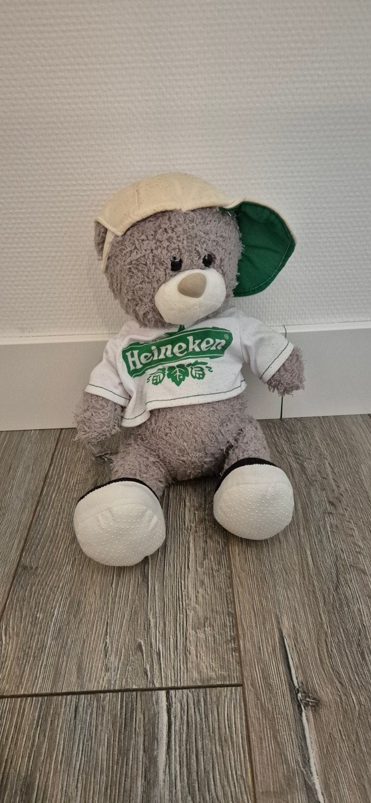 Heineken Knuffelbeer met pet en T-shirt, Gebruikt, Overige merken, Overige karakters, Beer