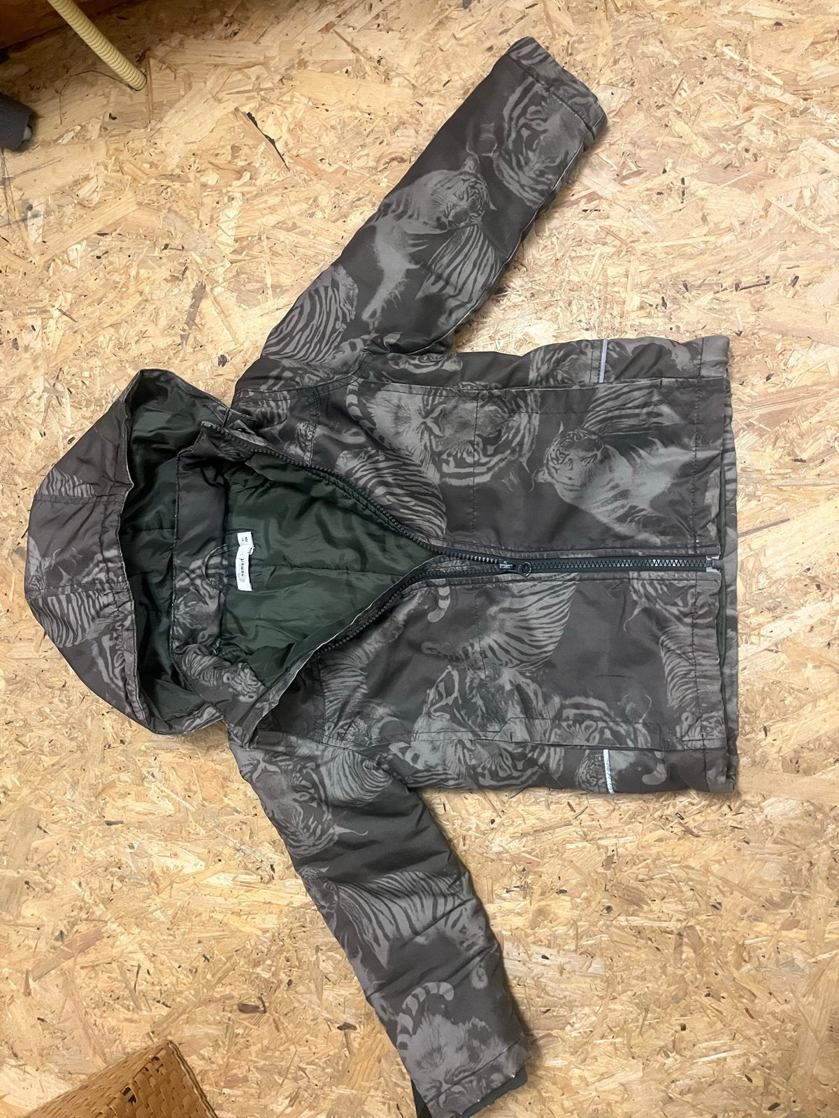 Jongens winterjas groen met dierenprint maat 104/110, Kinderen en Baby's, Kinderkleding | Maat 104, Ophalen of Verzenden, Gebruikt