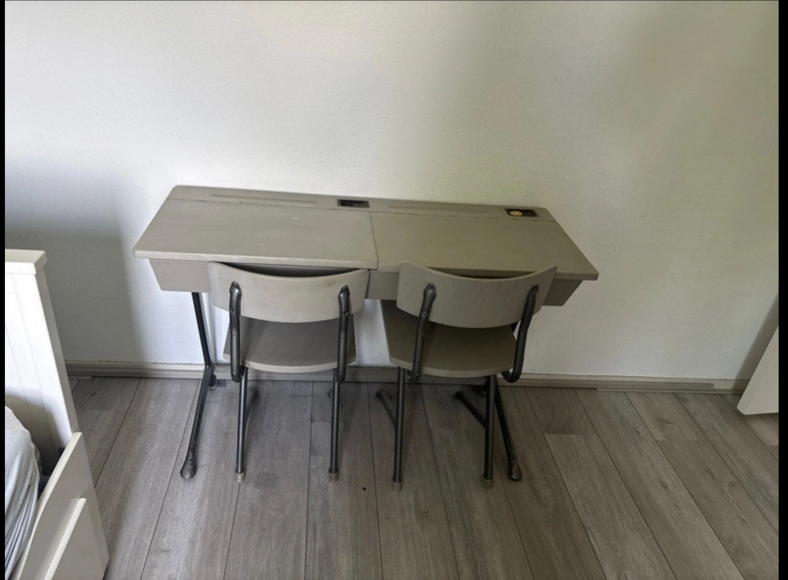 Vintage Schoolbureau met twee stoelen, Huis en Inrichting, Bureaus, Ophalen, Gebruikt, Metaal, Schoolbureau