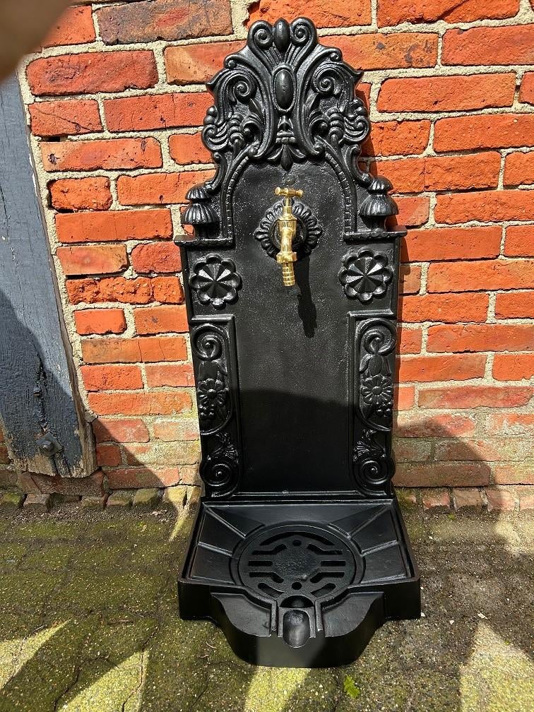 Sierlijke forse Fontein - met Kraan van Messing, Fontein, Gietijzer, ., Nieuw