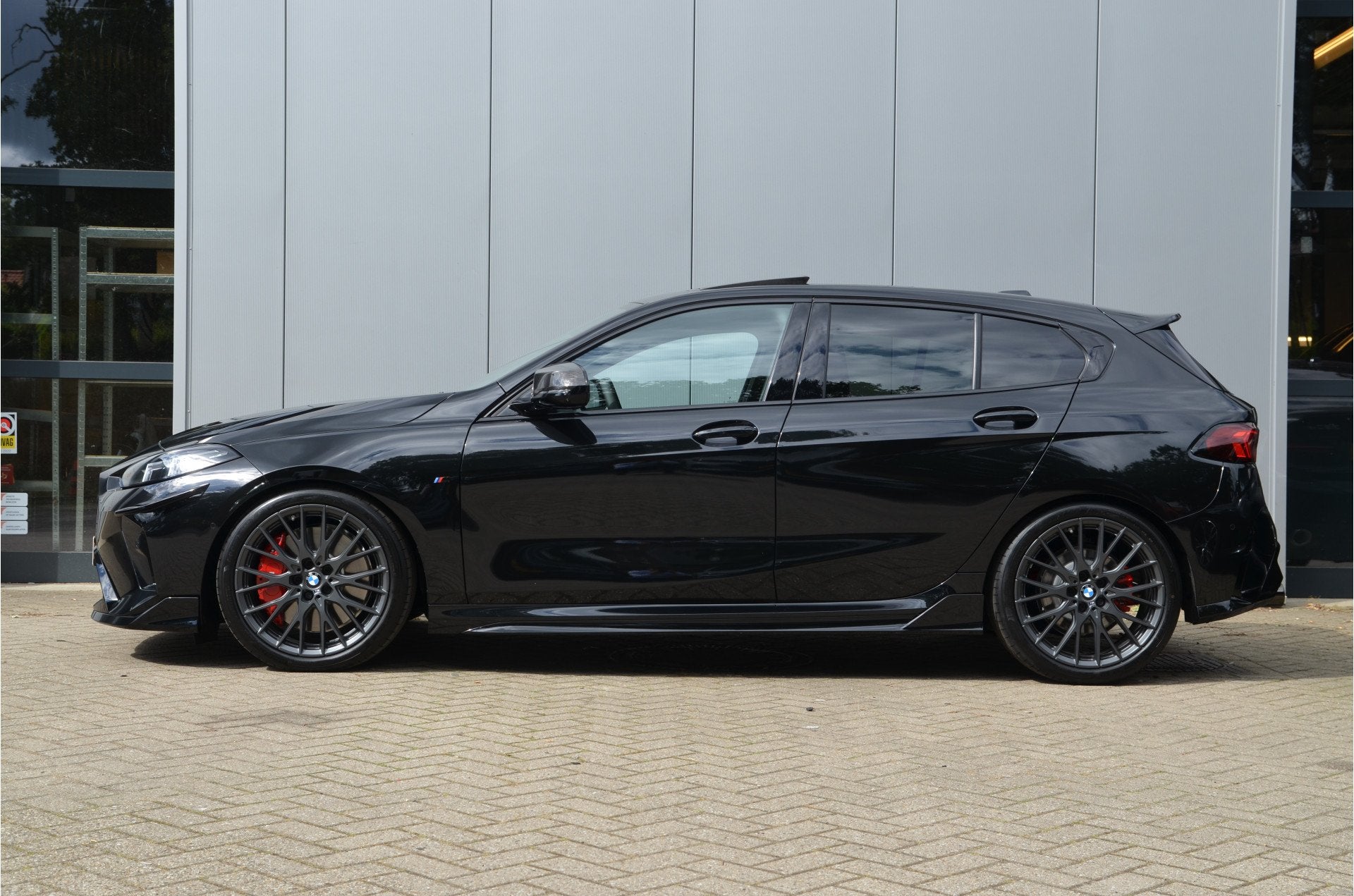 BMW 1 Serie 120 M Sport Automaat / Panoramadak / Sportstoele, Auto's, Dealer onderhouden, 156 pk, Met garantie (alle), Zwart