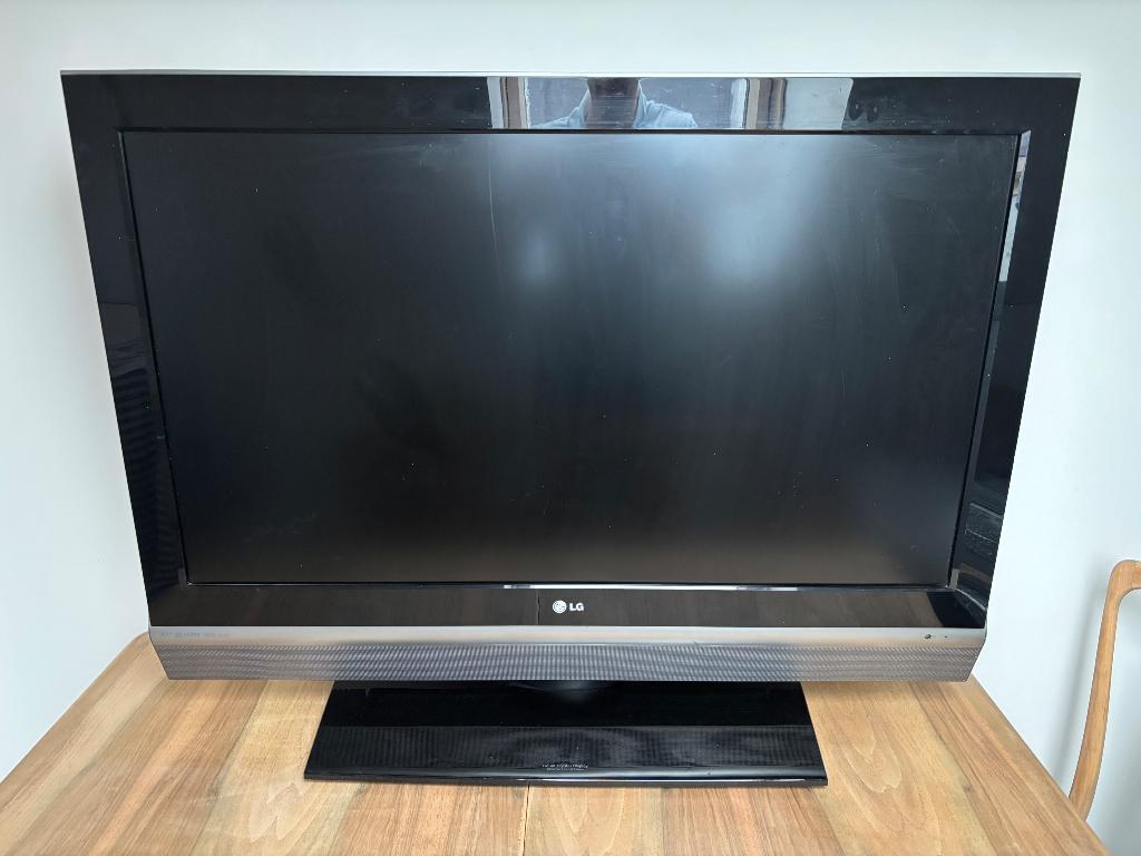 LG televisie 42 inch (zonder afstandsbediening), Ophalen, Gebruikt, 50 Hz, 100 cm of meer