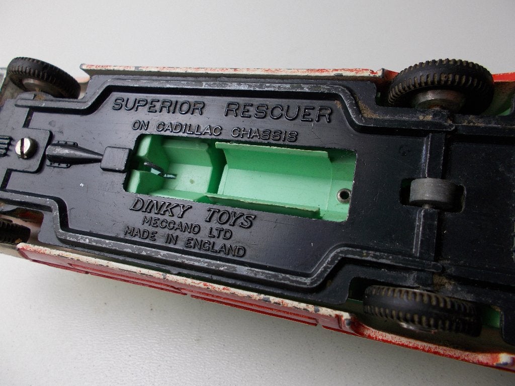 1967 Dinky Toys 267 SUPERIOR RESCUER ON CADILLAC CHASSIS., Ophalen of Verzenden, Zo goed als nieuw, Auto, Dinky Toys