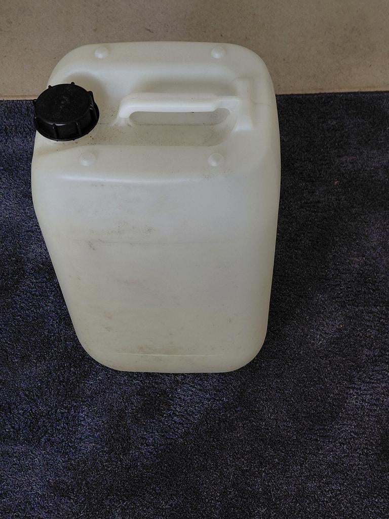 2 jerrycans gebruikt voor petroleum, Ophalen