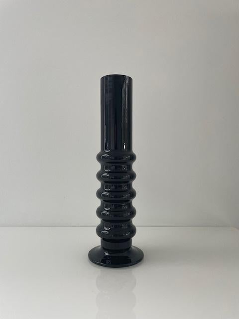 Postmoderne vaas zwart glas ribbel 30 cm, Huis en Inrichting, Zwart, Ophalen of Verzenden, Minder dan 50 cm, Glas