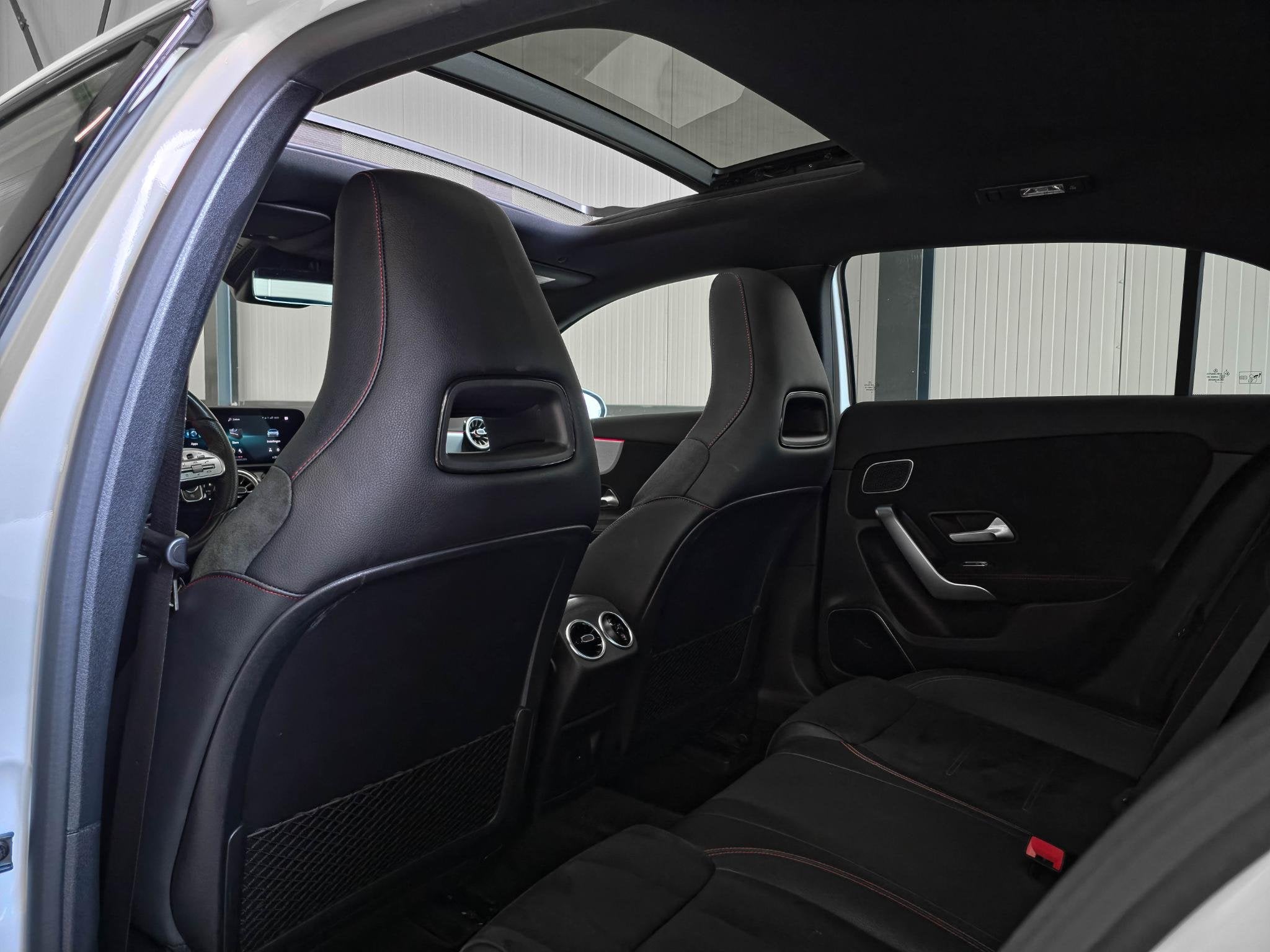 Foto 23 van Mercedes-Benz A-klasse 180 AMG | Burmester | Panoramadak | M