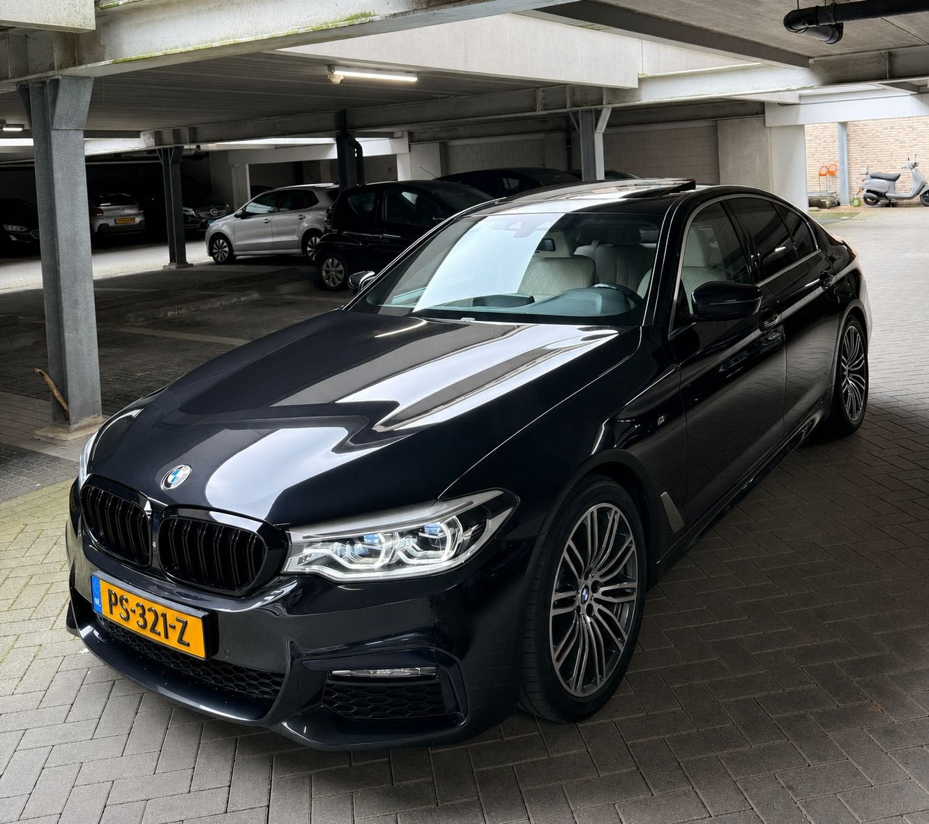 BMW 5-Serie 520i Zwart M pakket Pano Memory G30, 1998 cc, Achterwielaandrijving, Beige, 4 cilinders