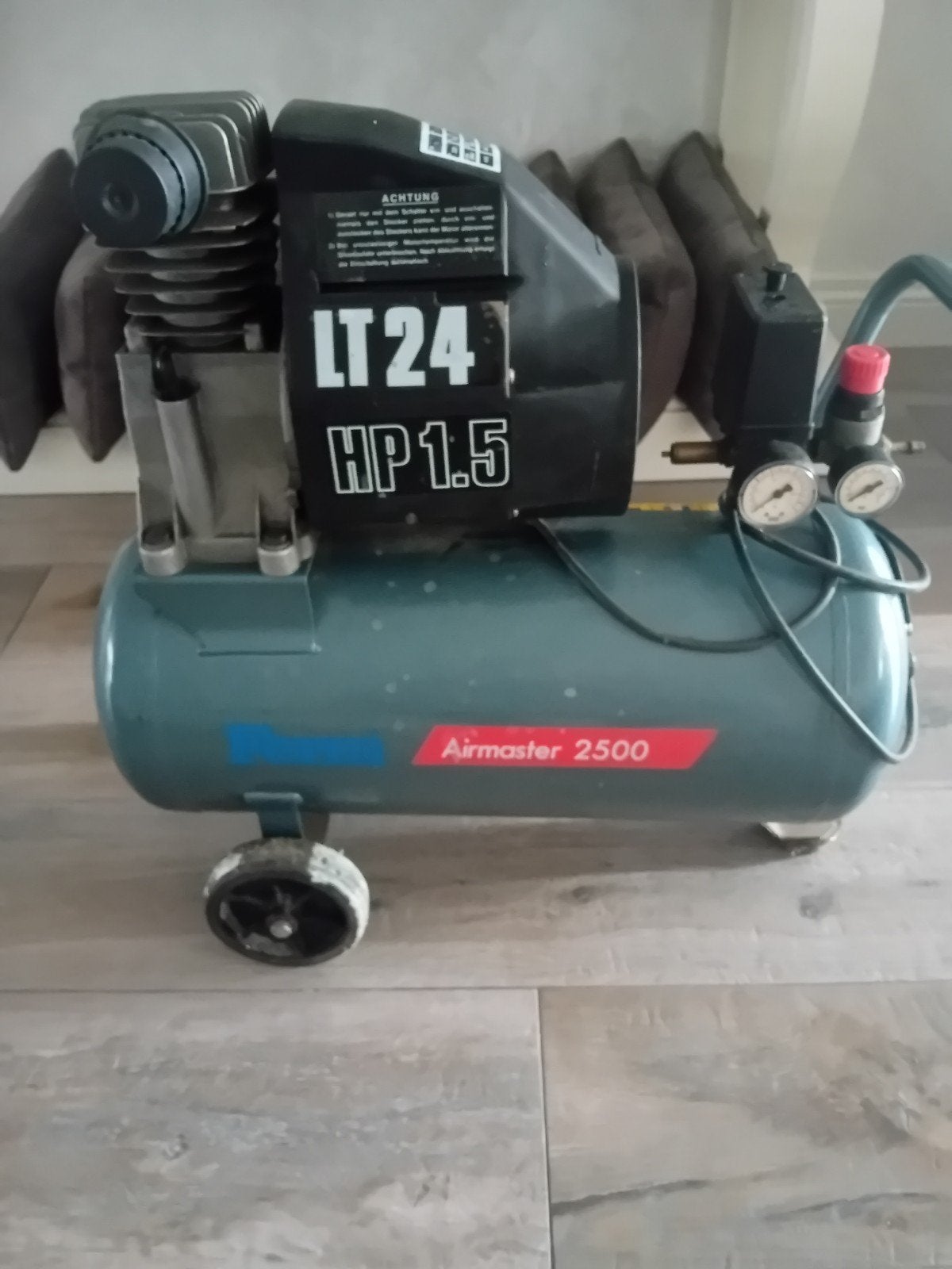 TE KOOP ZEER NETTE FERM  COMPRESSOR, Doe-het-zelf en Verbouw, Minder dan 25 liter, Ophalen, Zo goed als nieuw, Minder dan 200 liter/min