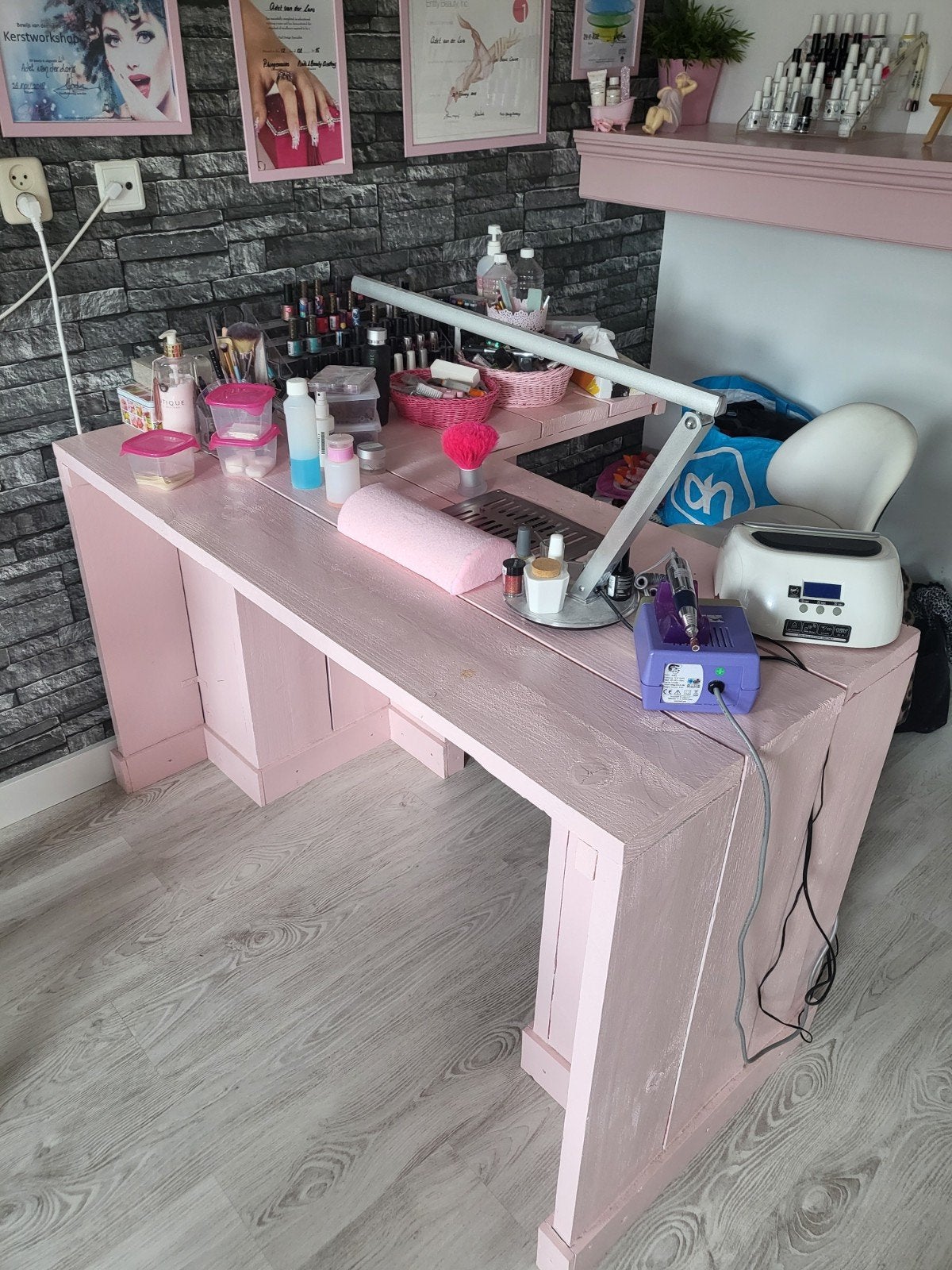 Roze nageltafel met afzuigsysteem en 6 contactpunten, Ophalen, Gebruikt, Roze, Handen en Nagels