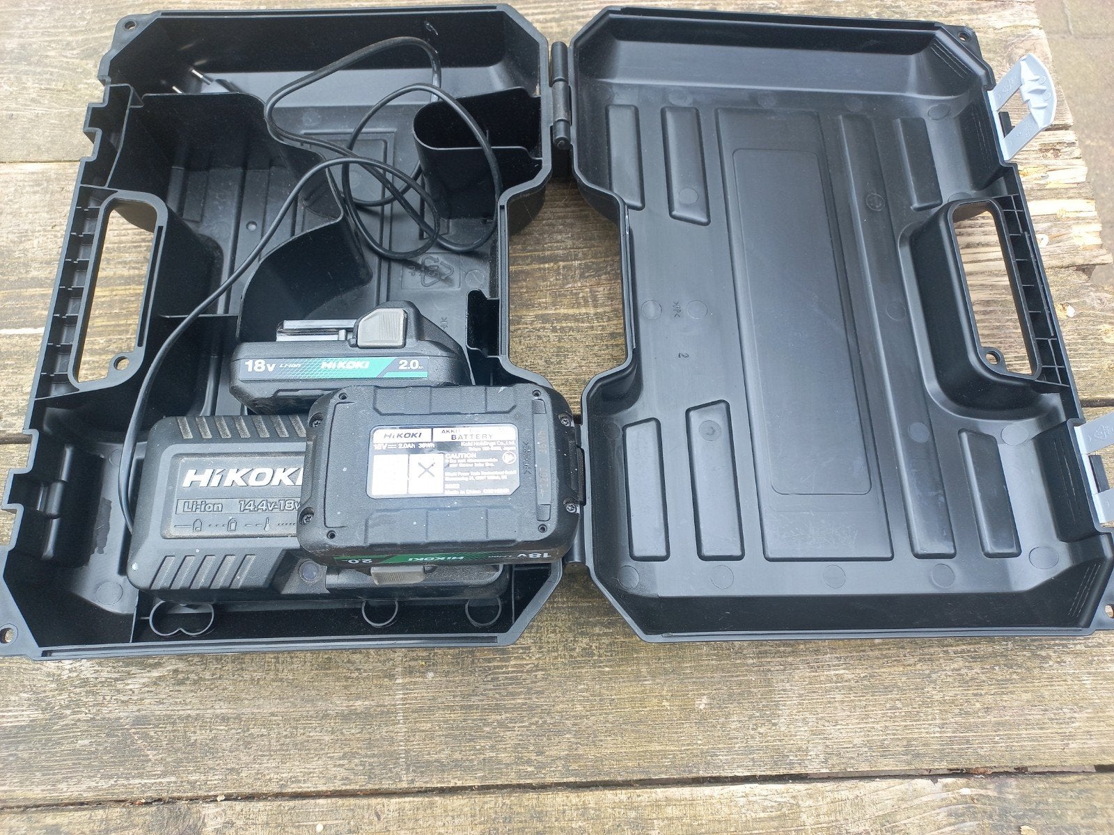 2 x Hikoki 18V 2.0 Ah Li-Ion batterijen + lader en koffer, Verzenden, Zo goed als nieuw