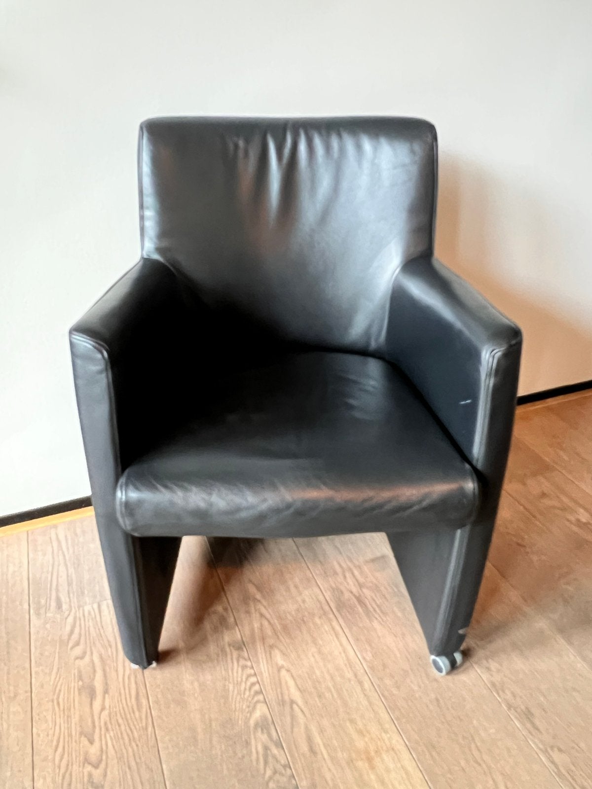 Foto 4 van Zwarte leren eetkamerstoelen met wieltjes (6 stuks)
