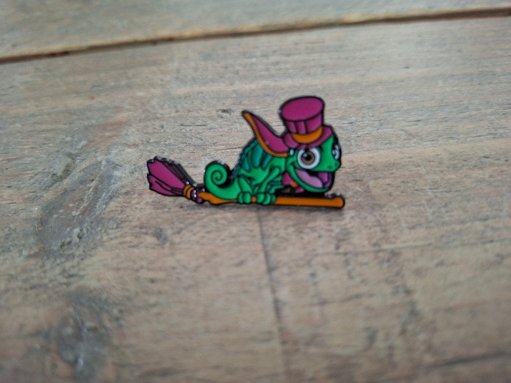 1 leuke pin van Pascal uit Rapunzel te koop, Verzamelen, Ophalen of Verzenden, Nieuw, Overige onderwerpen, Speldje of Pin