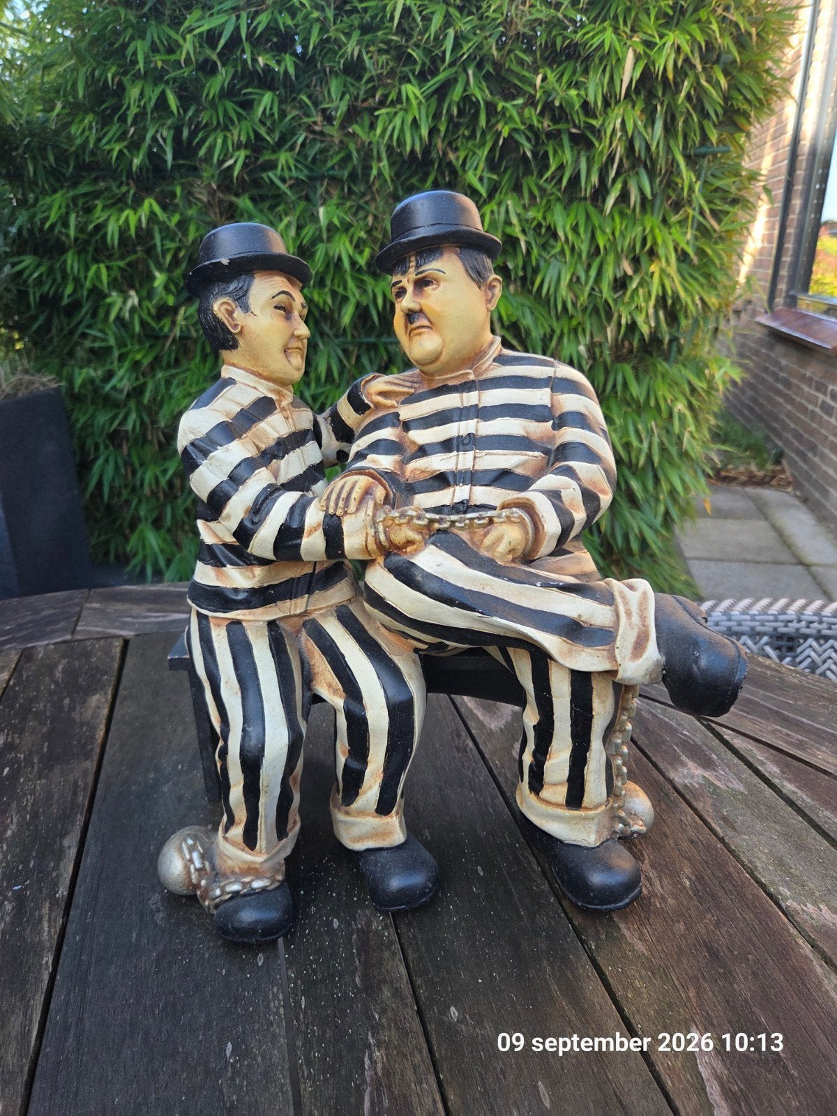 Beeld Laurel & Hardy als gevangenen op bankje, Ophalen, Zo goed als nieuw