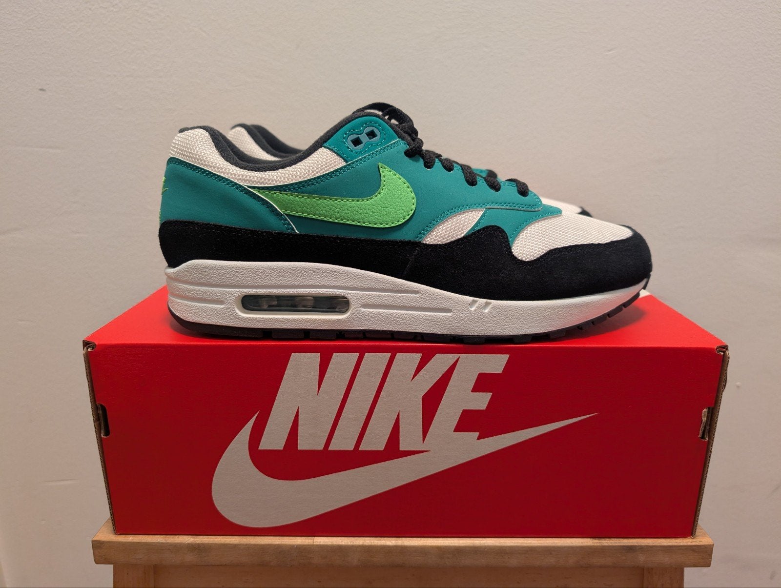 Nike Air Max 1 Neptune Green 43, Kleding | Heren, Schoenen, Nike air max, Overige kleuren, Nieuw, Ophalen of Verzenden